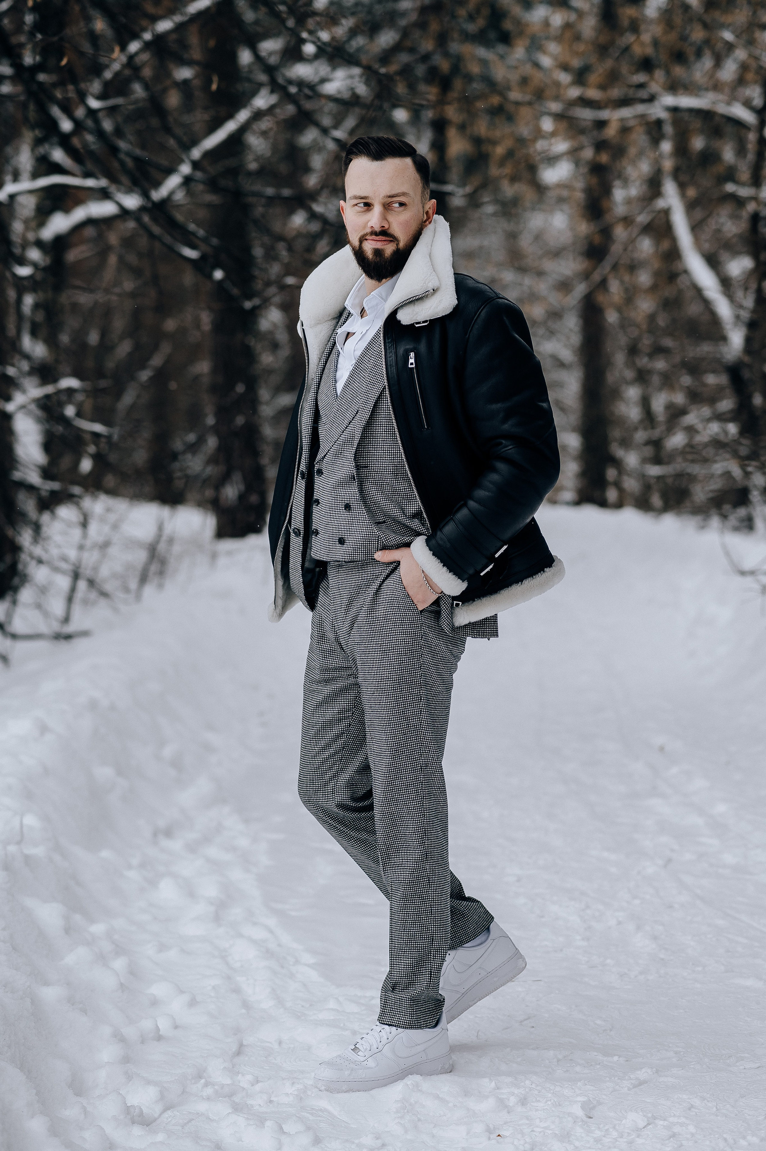 Портрет жениха зимой на улице