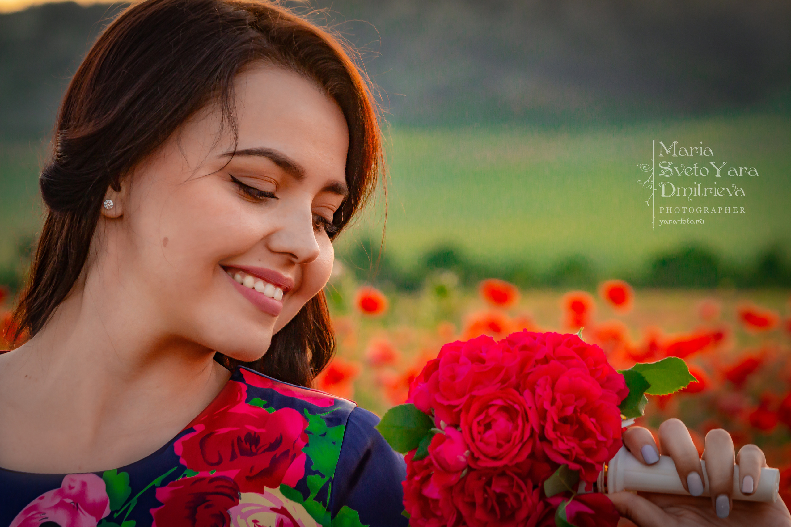 выездные фотосессии для женщин 35+ в маковых полях, подбор одежды  и создание образа стилистом и визажистом