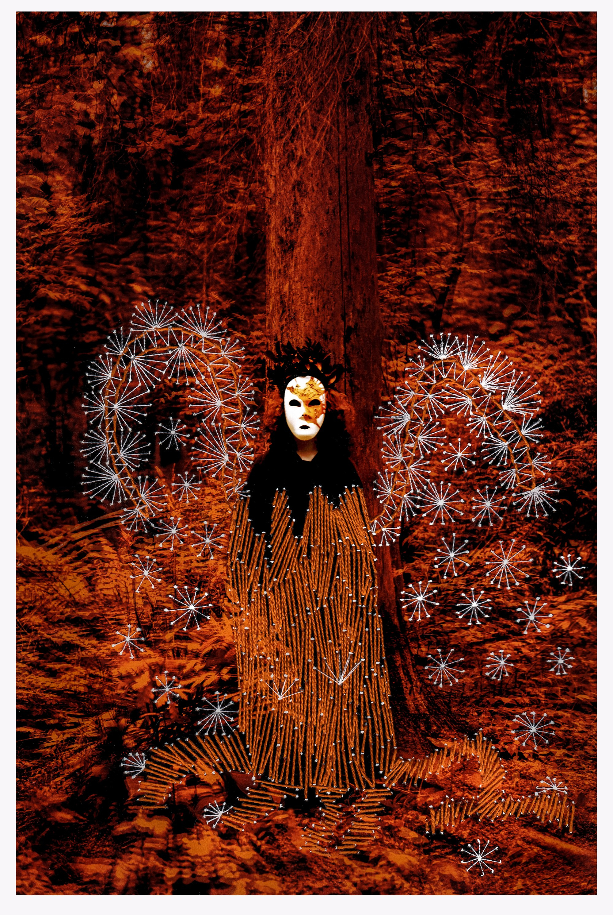 Кодама. Согласно японским поверьям, воплощенная душа дерева, способная покидать свое дерево и присматривать за рощами и поддерживать равновесие в природе. Встретить такого духа для человека - к большой удаче.