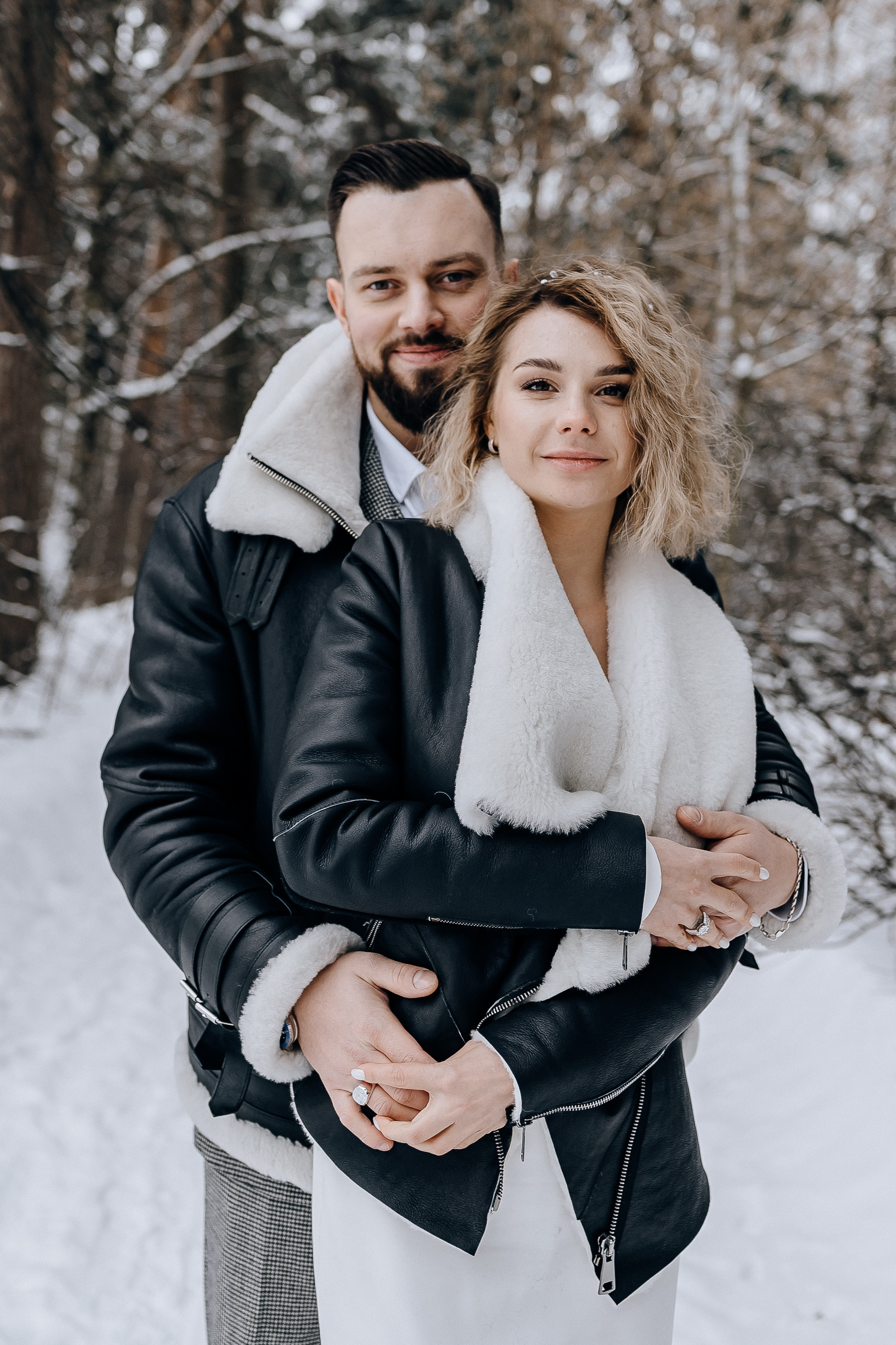 Портрет молодоженов на зимней фотосессии