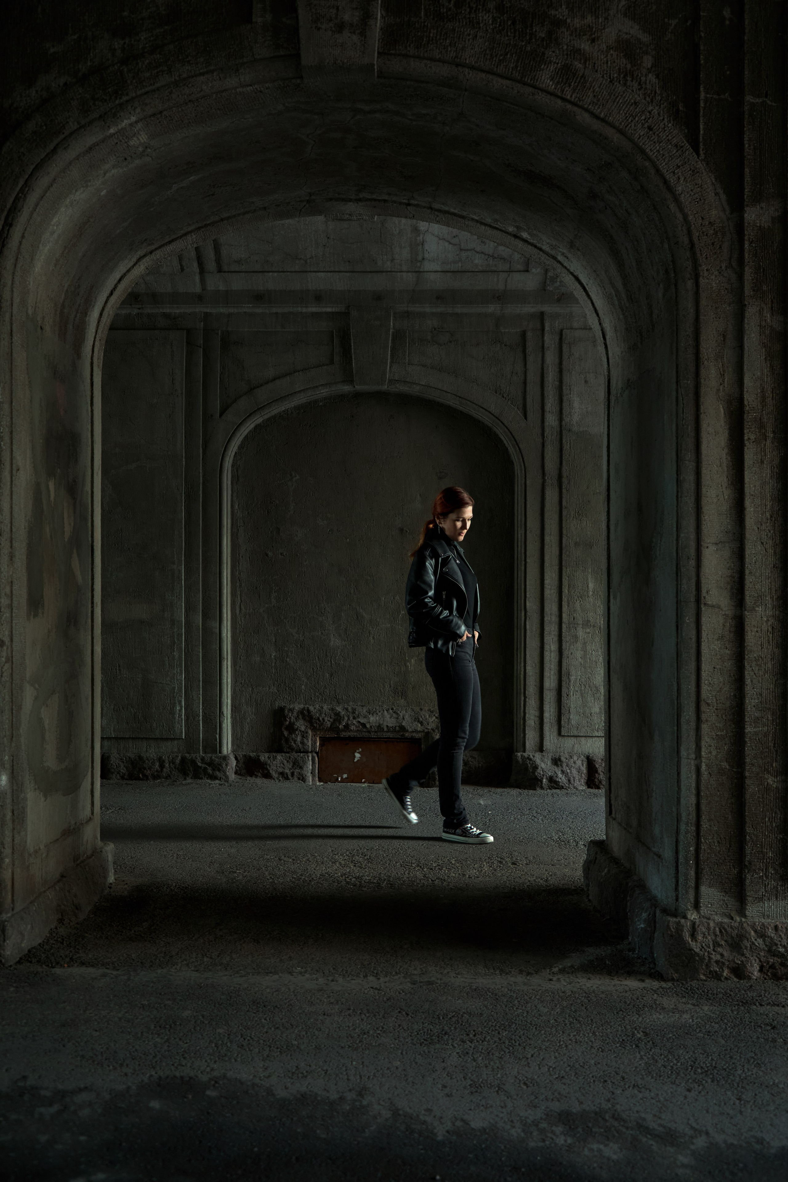 Катерина в Питерском дворе. Портретный фотограф Санкт-Петербург, Пхукет