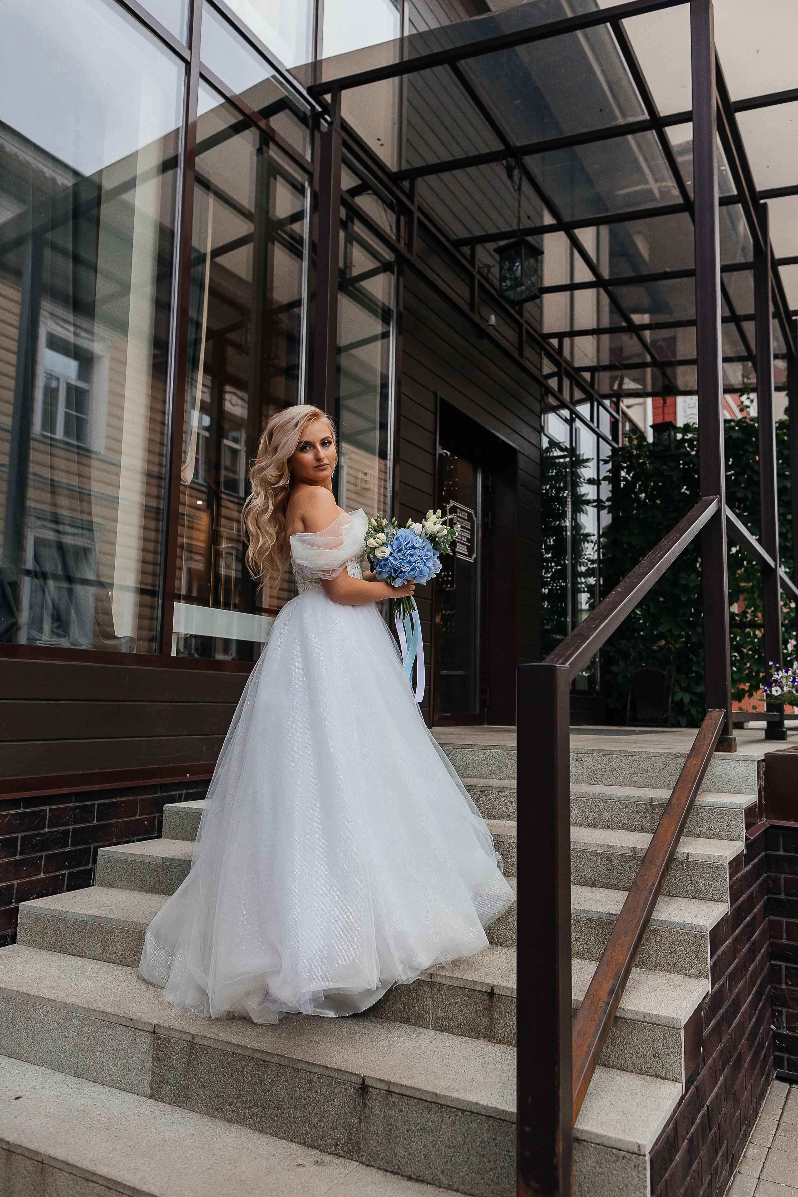 Стильная фотосессия пары в интерьерах ресторана. Олег Сверчков | Свадебный фотограф Вологда