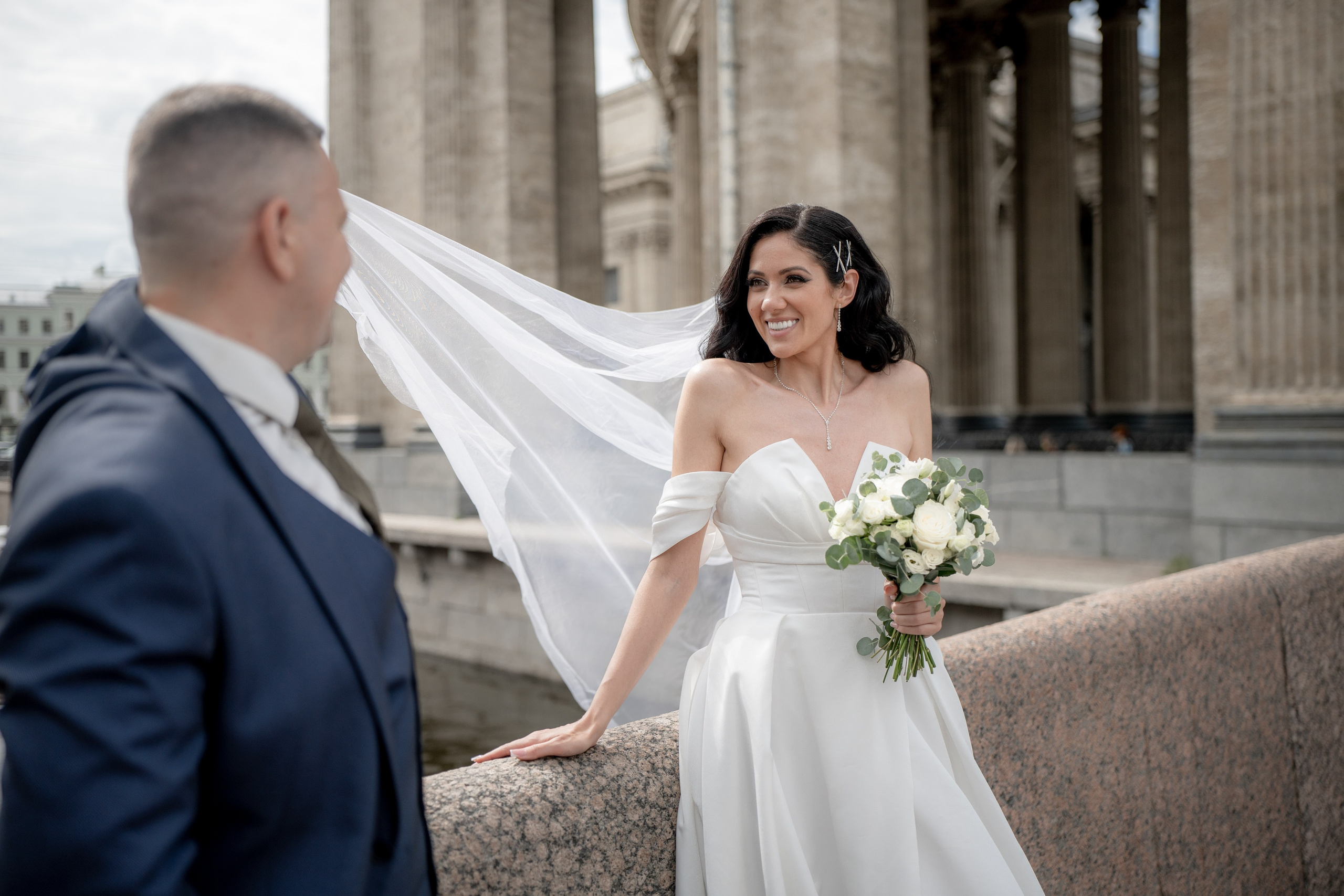 Красивые места для свадебной фотосессии летом в Санкт-Петербурге. Свадебный фотограф Александр Невский в Санкт-Петербурге