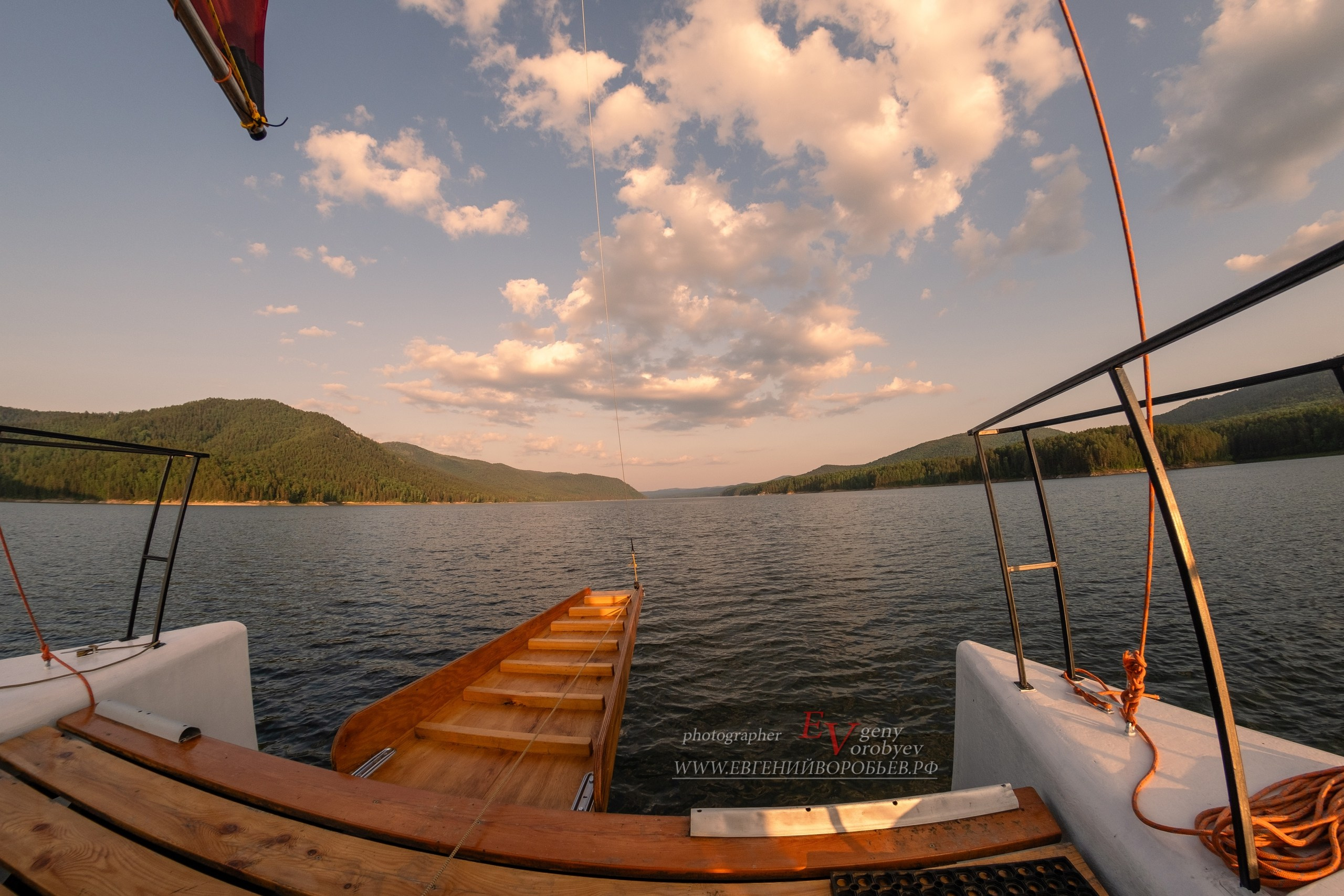 аренда яхты Красноярское море цена забронировать путешествие Царские ворота Бирюса залив шумиха стоимость заказать прогулка парусная яхта катамаран Красноярское водохранилище фотосессия фотограф Красноярск Дивногорск Красноярская ГЭС отдых купание экскурсия достопримечательность туристический тур маршрут Енисей Сибирь Козыревский зуб база отдыха адмирал