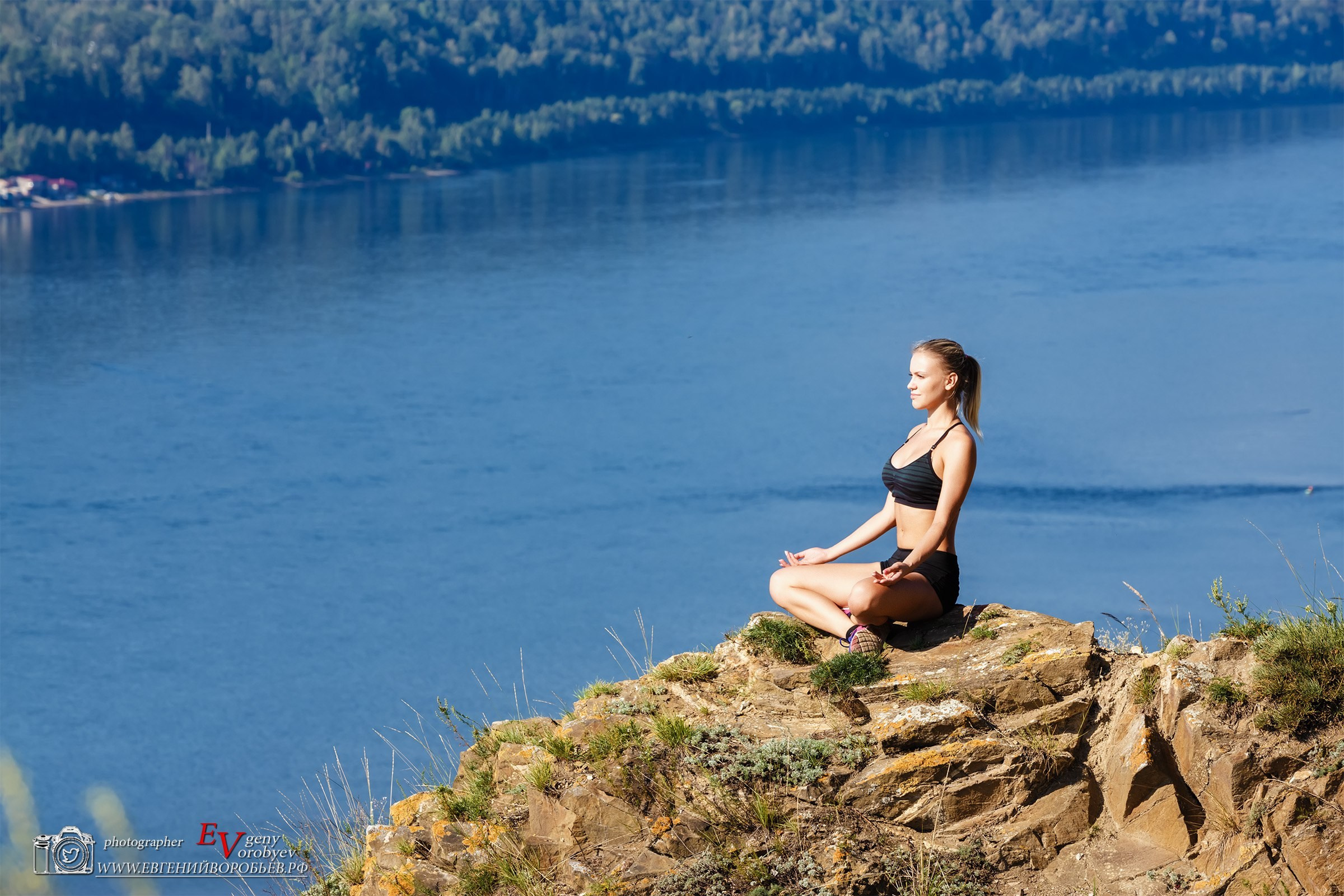 женская спортивная фитнес фотосессия для сайта знакомств социальных сетей в Красноярске фотосессия для девушки фотограф Красноярск идея образ примеры фото позы для фотосессии женский бизнес портрет лучший фотограф Красноярск фотосессия ИИ промт для фотосессии нейросеть красивые места локации для фотосессии в Красноярске цена заказать фотосессию фотостудия Красноярск 