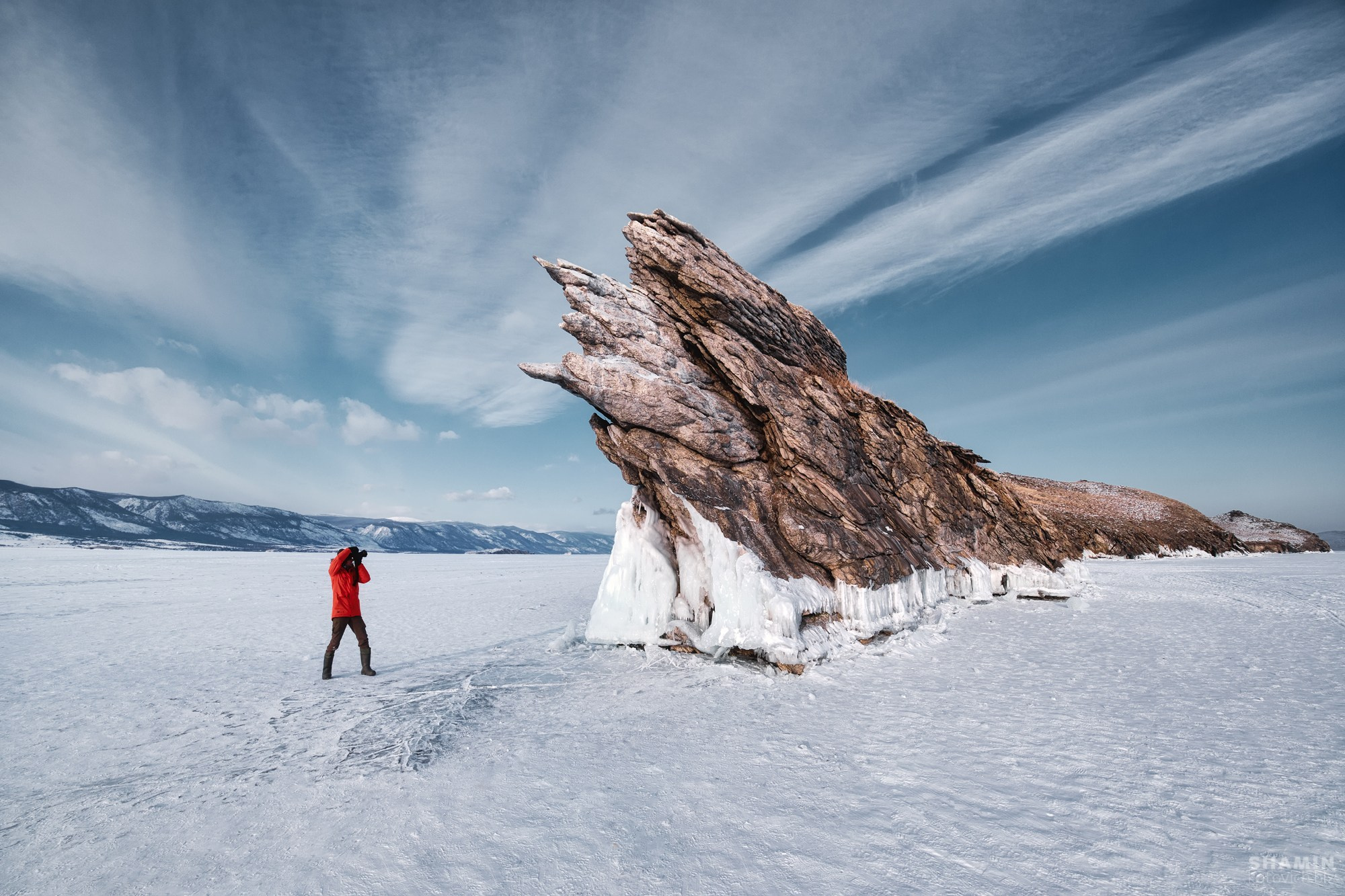 Байкал — пейзажная фотография Константина Шамина. Зимний лёд Байкала, трещины, отражения и прозрачная вода. Художественная и аэросъёмка озера Байкал.