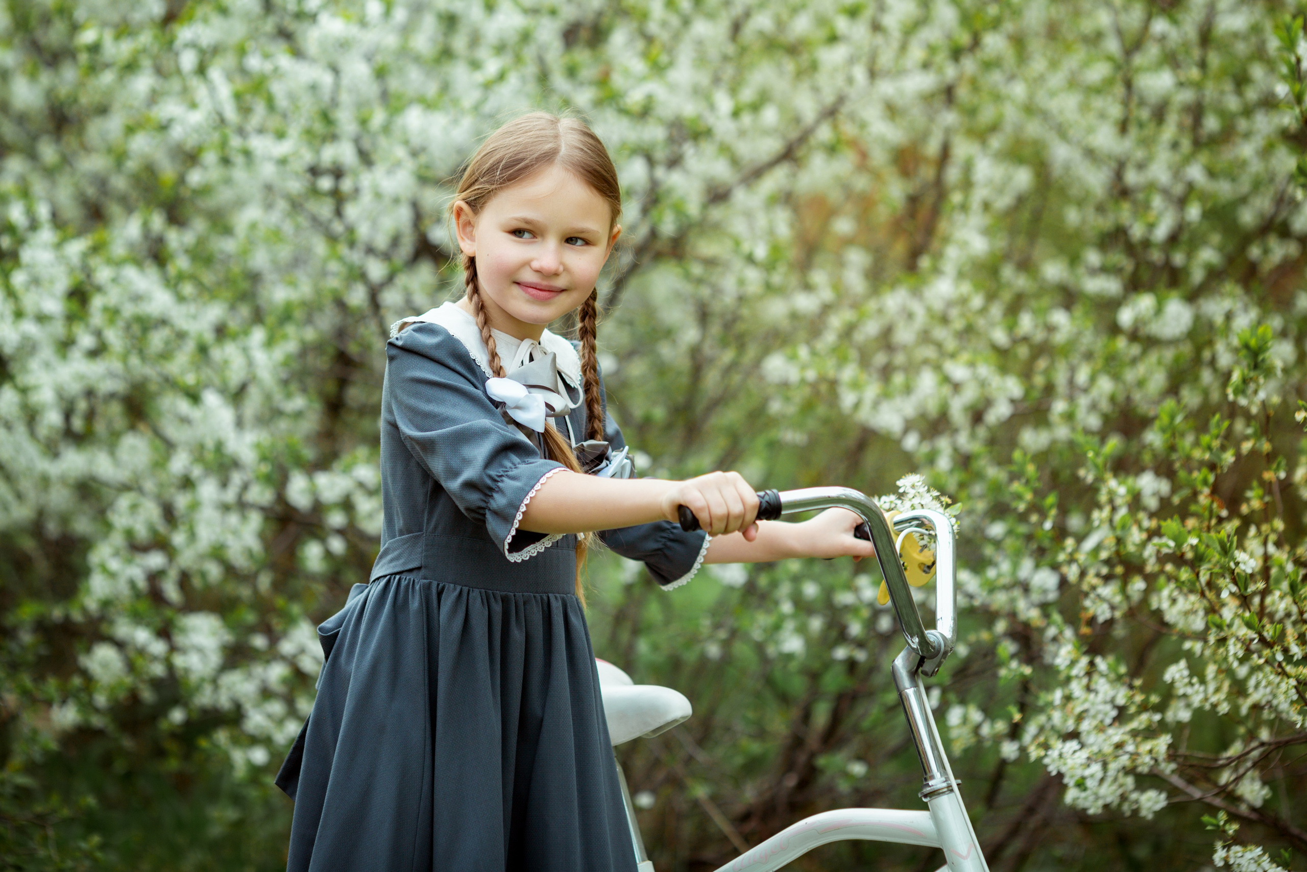 Анюта. Цветение вишни. Фотограф Антонина Свешникова. ВЫПУСКНЫЕ ФОТОКНИГИ для детских садов и школ. Москва, Владимир