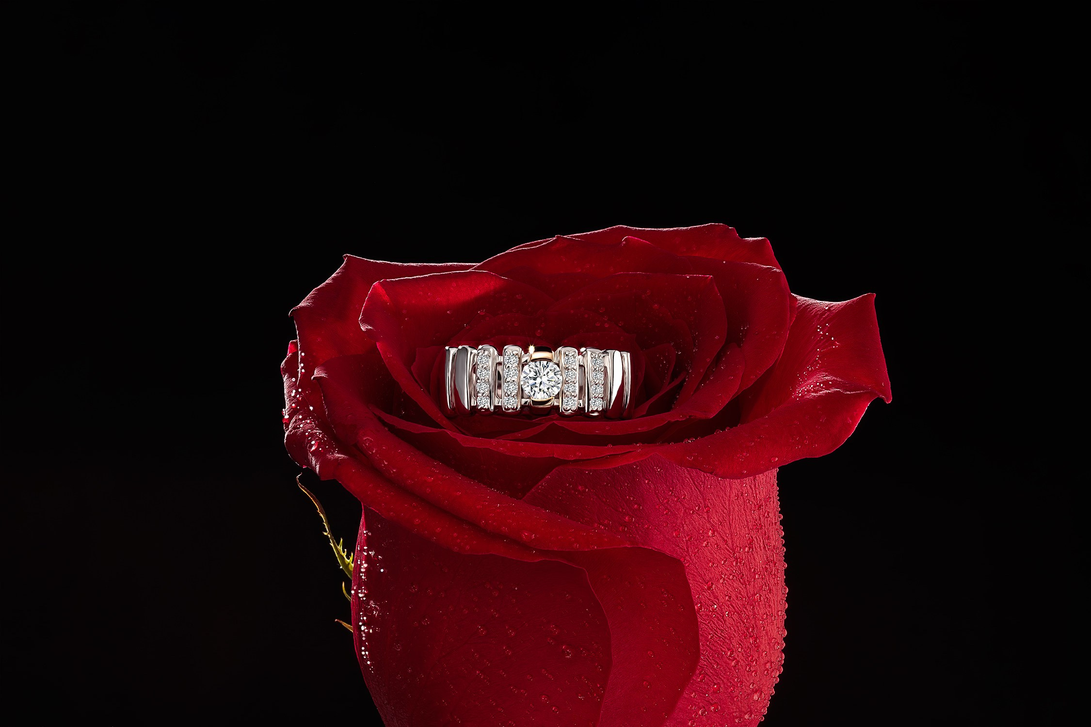 Рекламная фотосъёмка ювелирных украшений. Профессиональный фотограф в Санкт-Петербурге. Ювелирный фотограф Сергей Пушкин. Фото украшений для рекламы, сайтов и маркетплейс. Фотограф украшений цена в СПб. Заказать фотографа для ювелира.