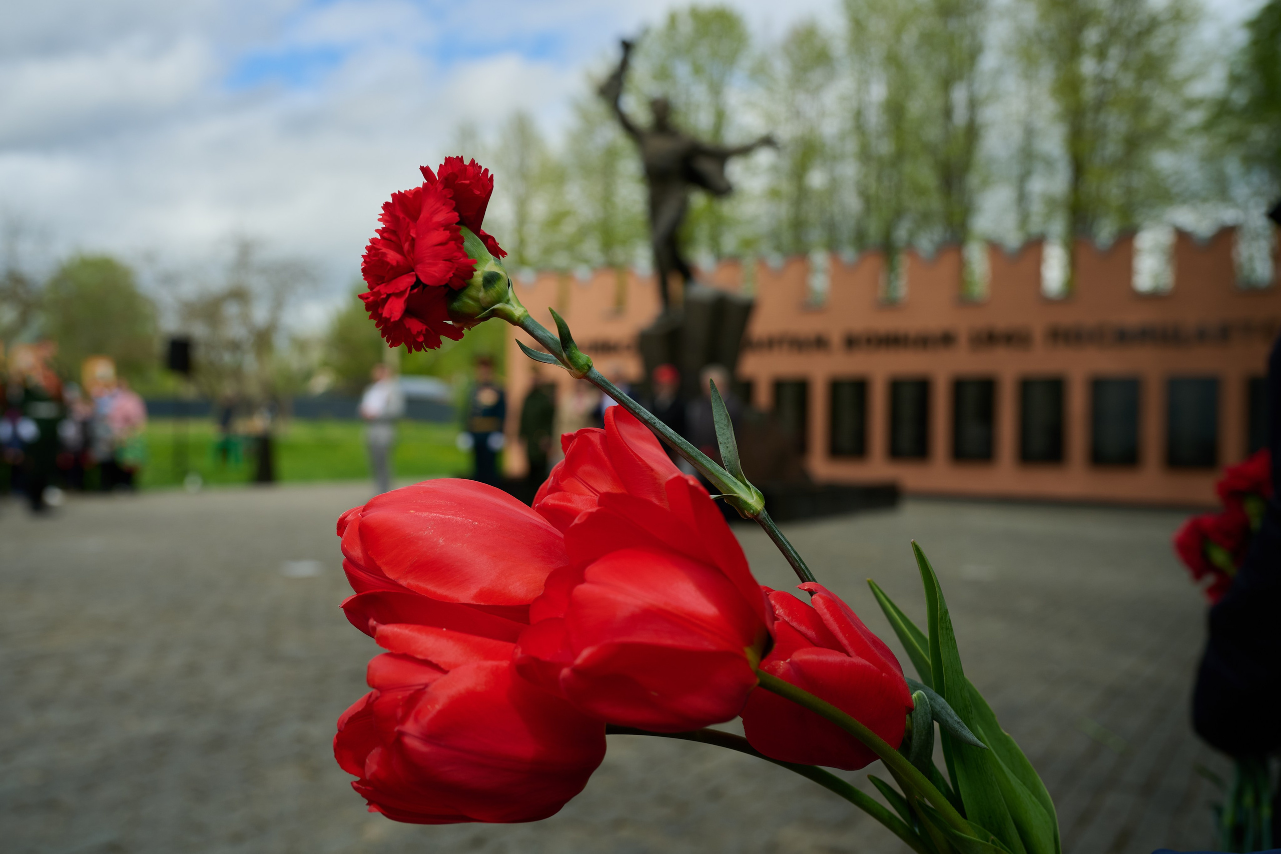 Памяти подвигу Кремлевских курсантов. Ярополец. Фотограф Роман Адлер