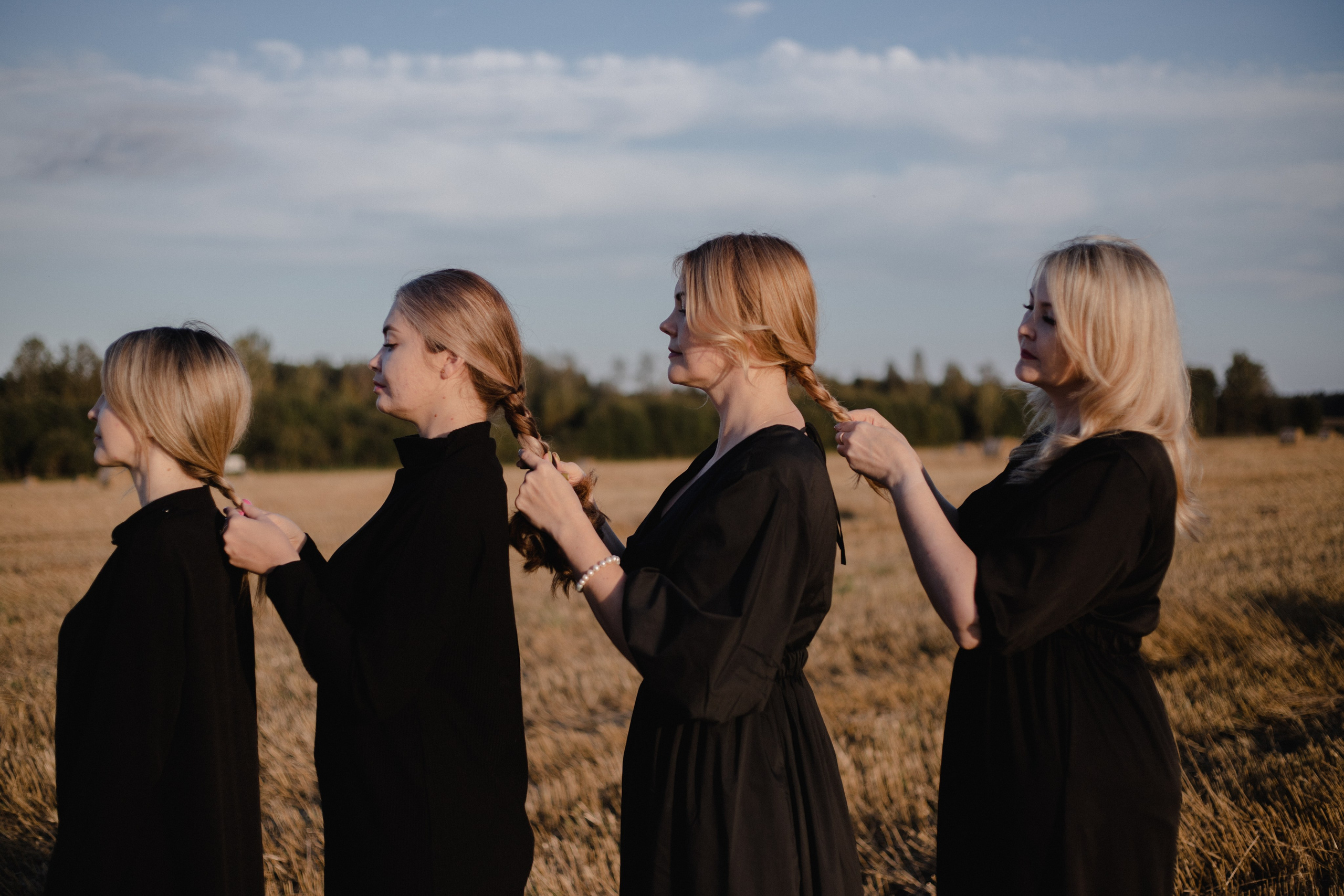 Однажды сестры в поле :)