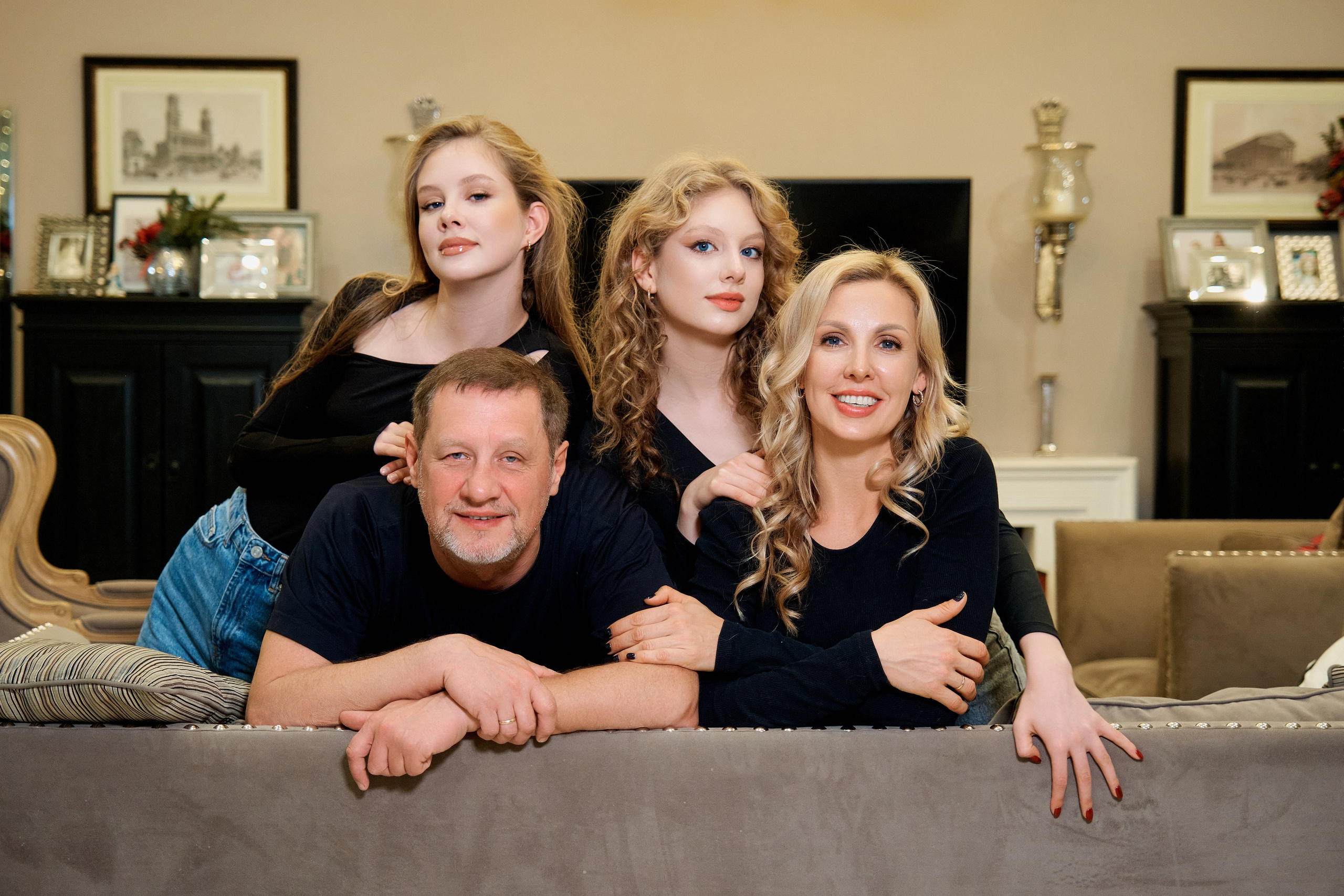 Семейная фотосессия дома. Фотограф Таганрог Анна Трайжон