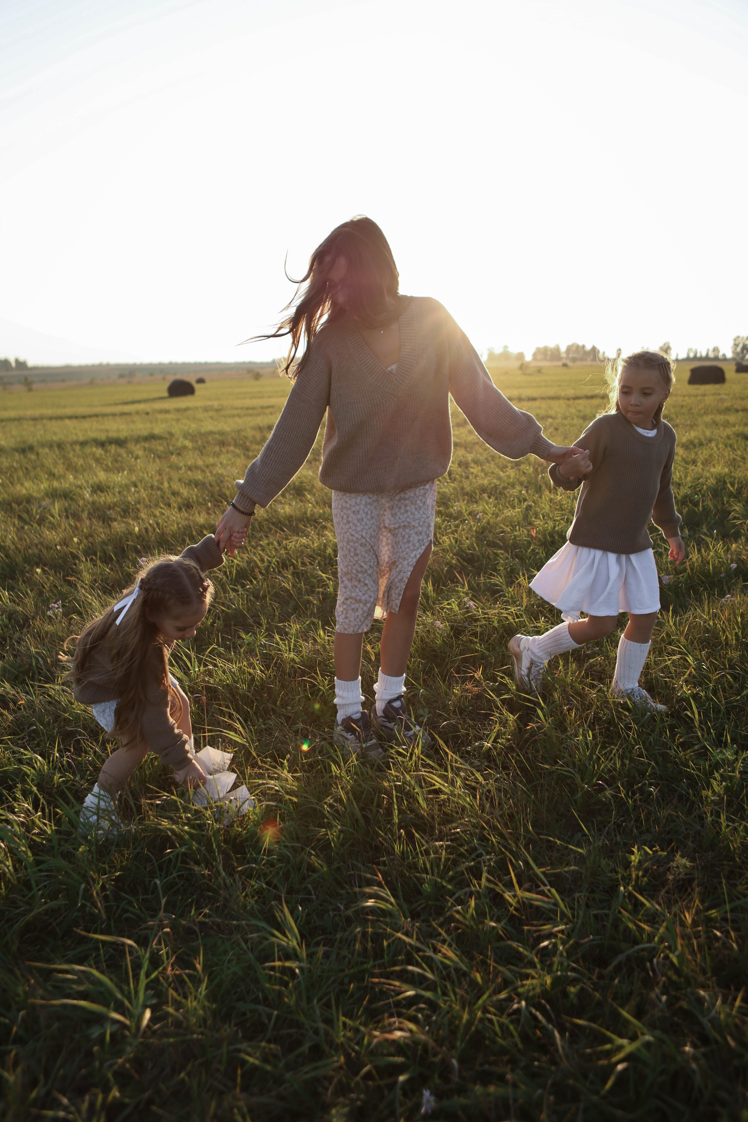 Три сестры в поле. Фотограф Белово Полина