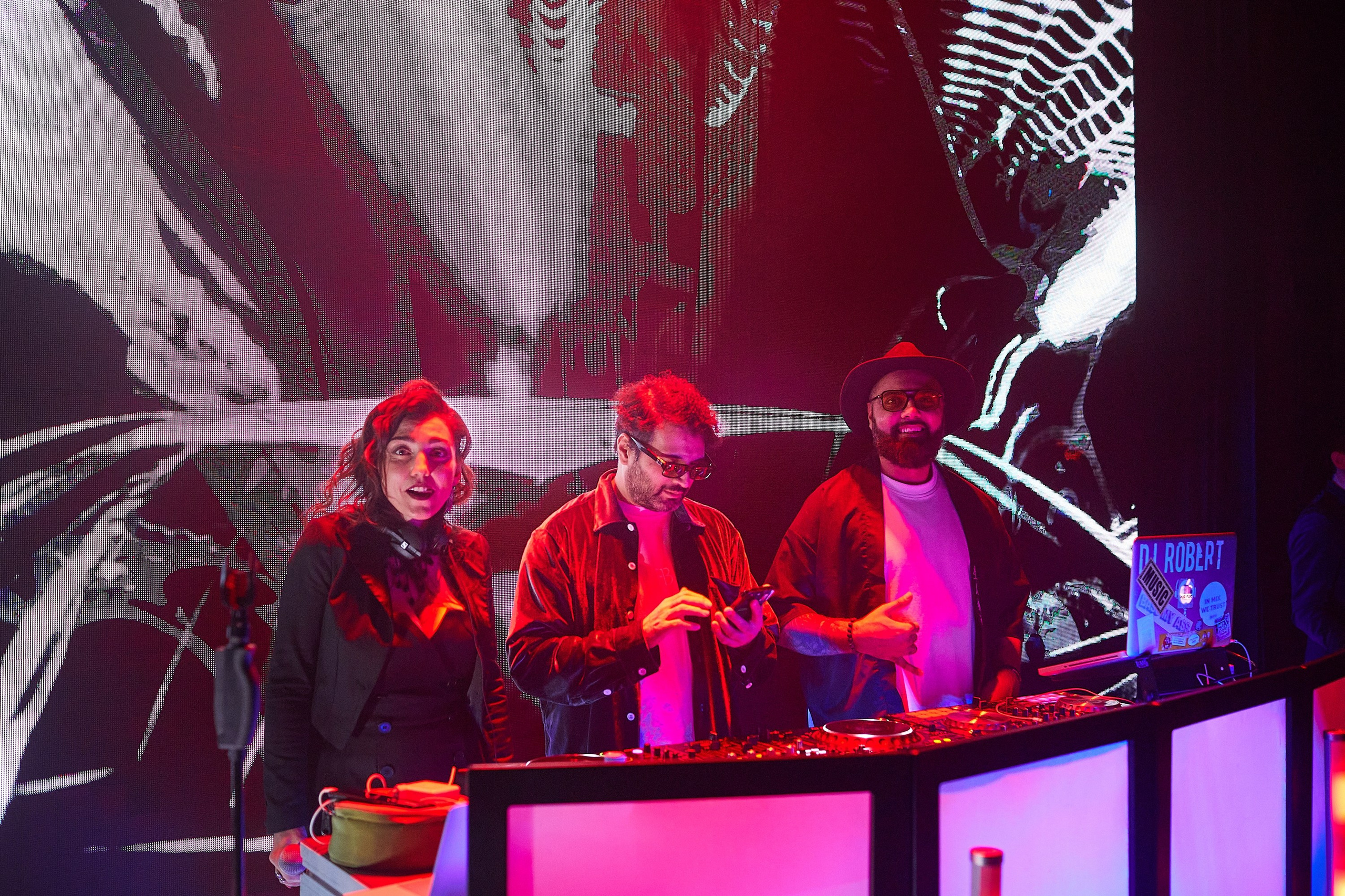 RADUGADESIGN. Александр Осин — корпоративный и семейный фотограф в Москве