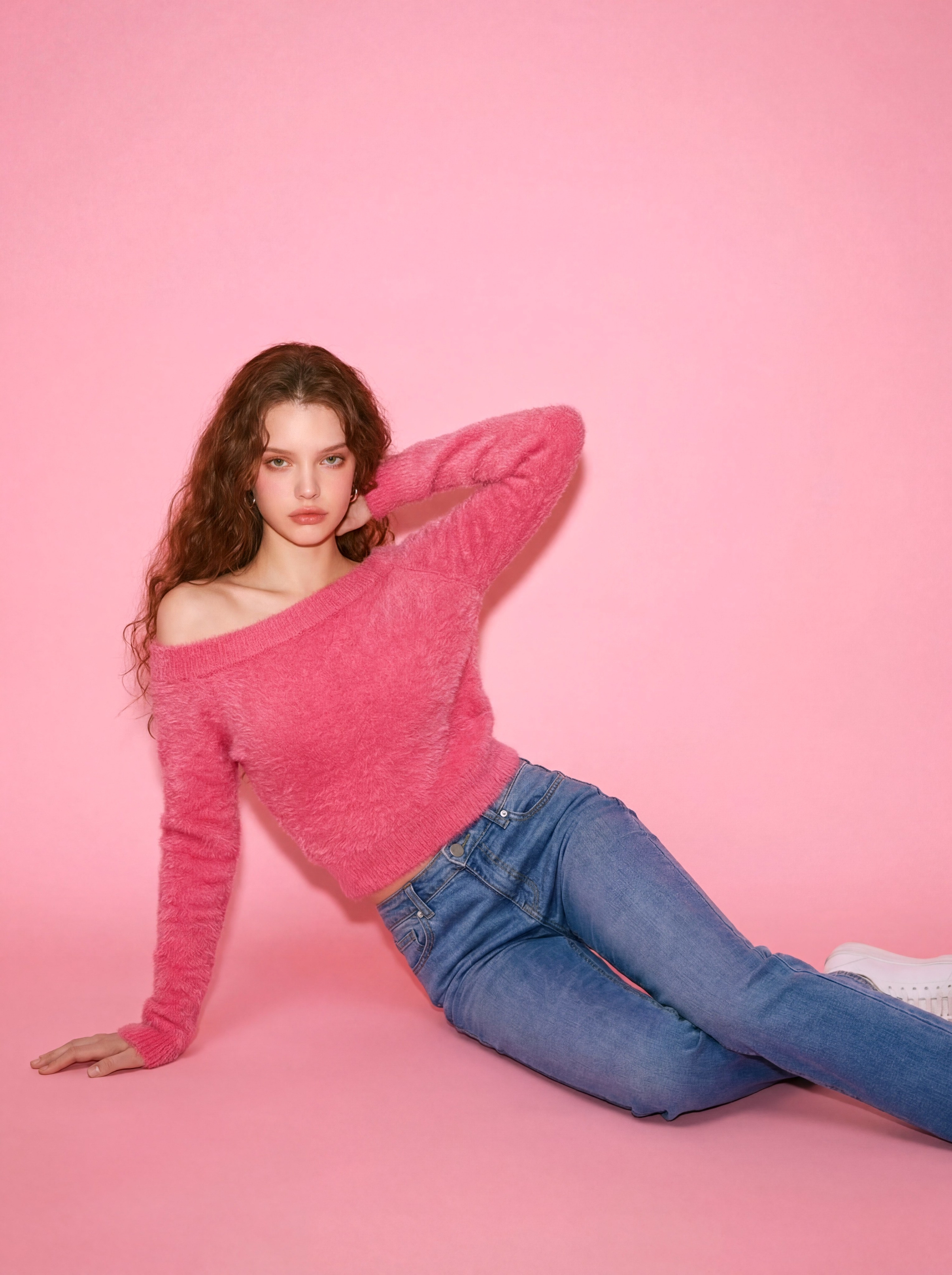 AI-аватар модели для каталога маркетплейса в розовом свитере