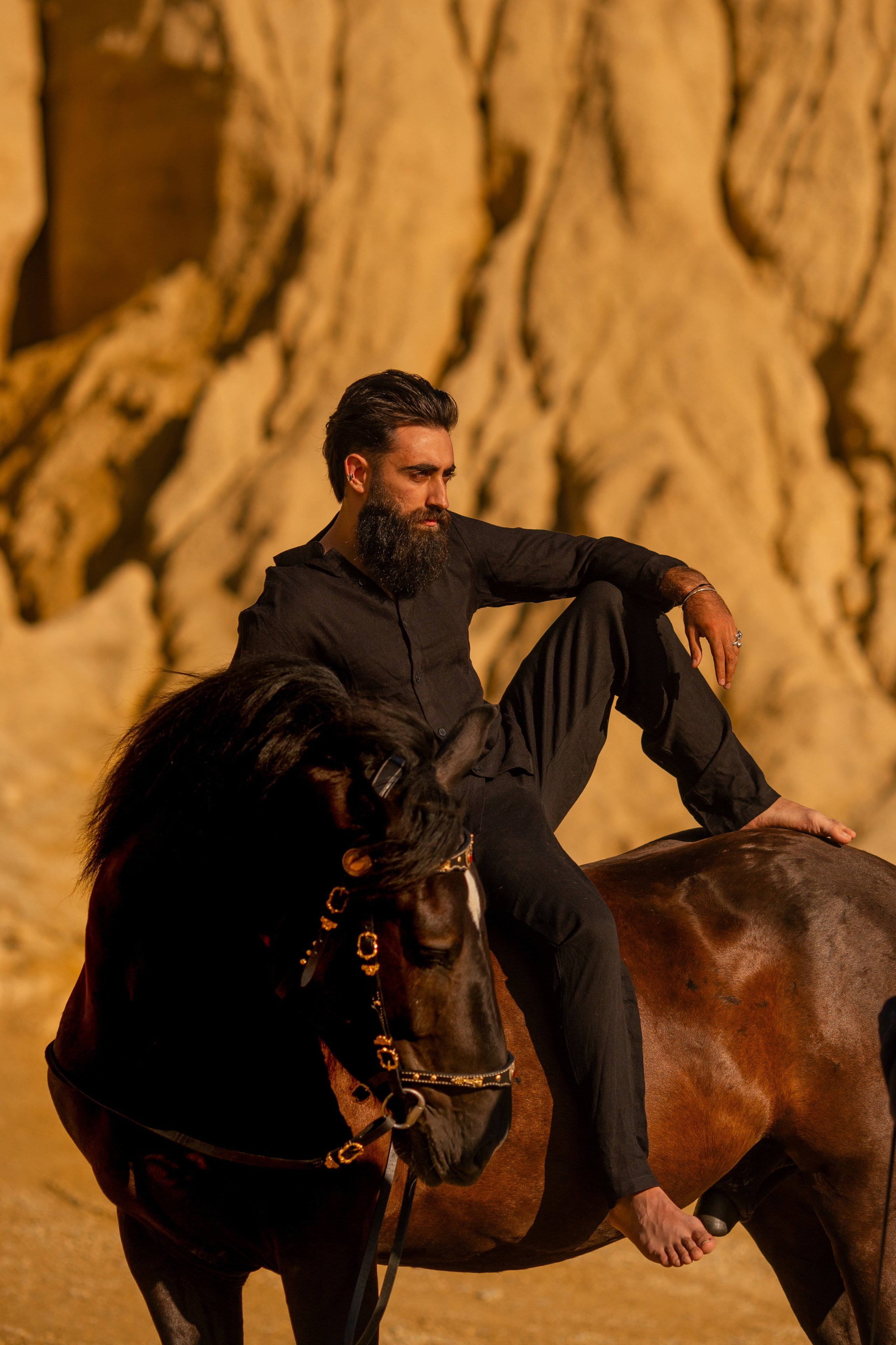 Мужская фотосессия с лошадью
