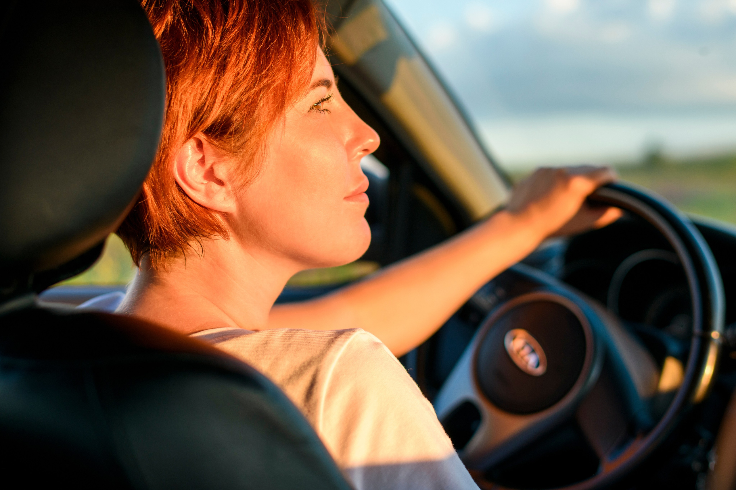 портет девушки в машине, рыжие волосы, короткая стрижка, киа