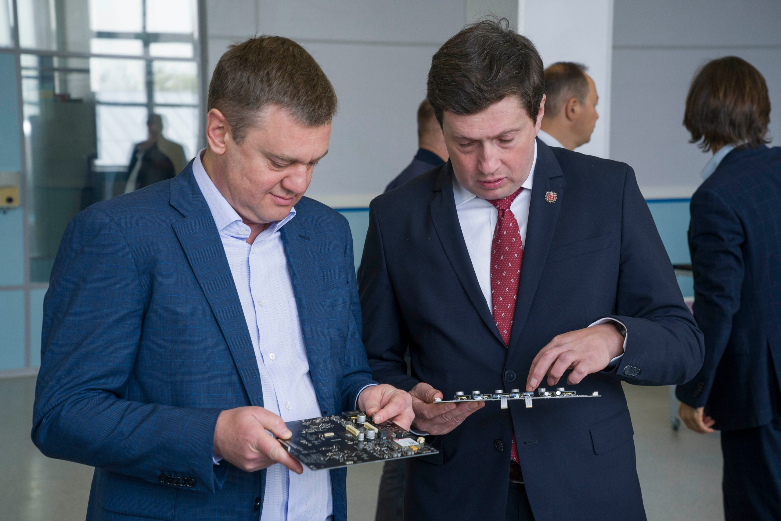 Вице-губернатор Санкт-Петербурга с делегацией на производстве. Фотограф в Санкт-Петербурге. Репортажная и все съёмки для бизнеса