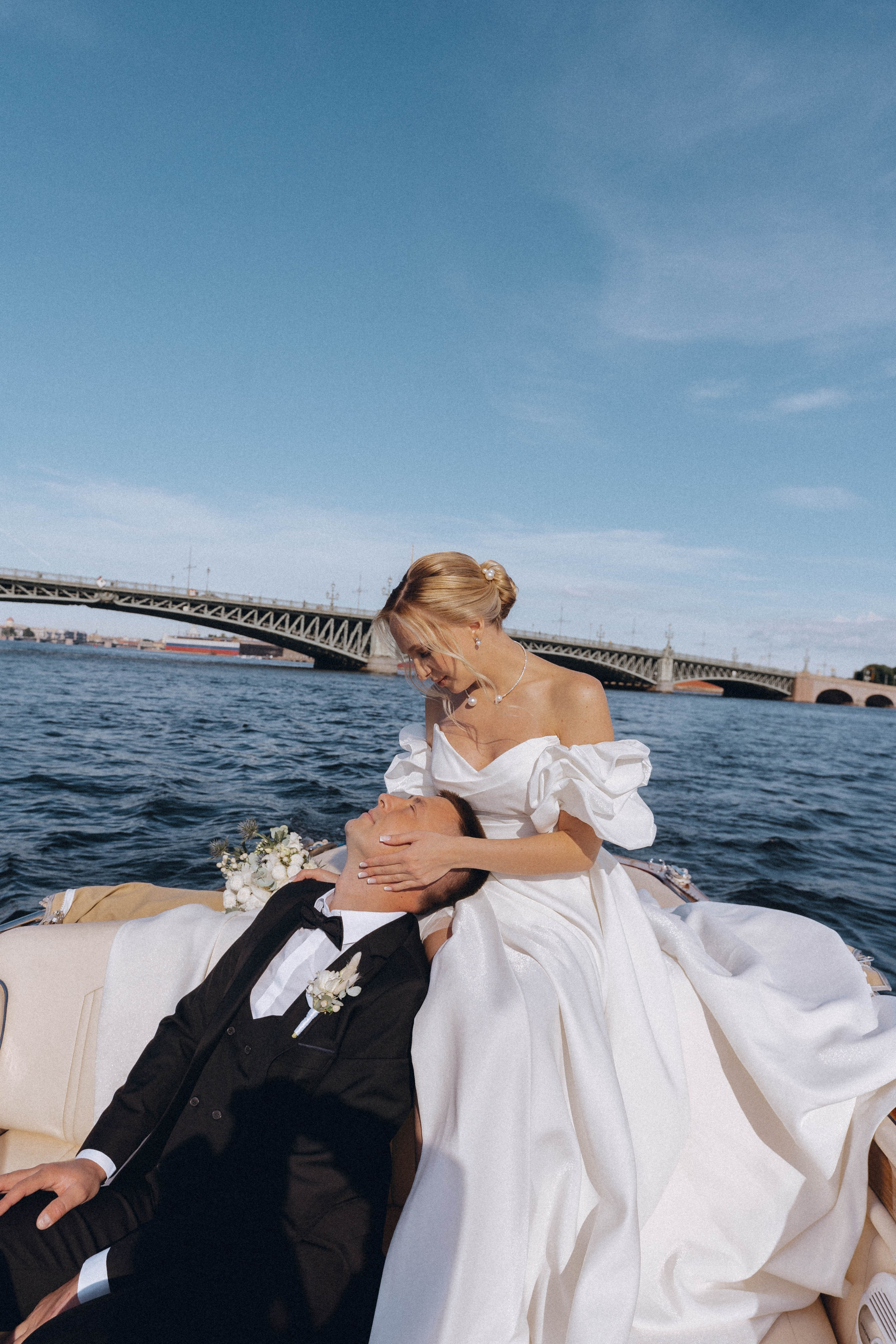 СВАДЕНБНАЯ СЬЕМКА НА КАТЕРЕ ПО КАНАЛАМ САНКТ-ПЕТЕРБУРГА И В АКВАТОРИИ НЕВЫ. Профессиональный фотограф, Санкт-Петербург — Виктория Богомолова