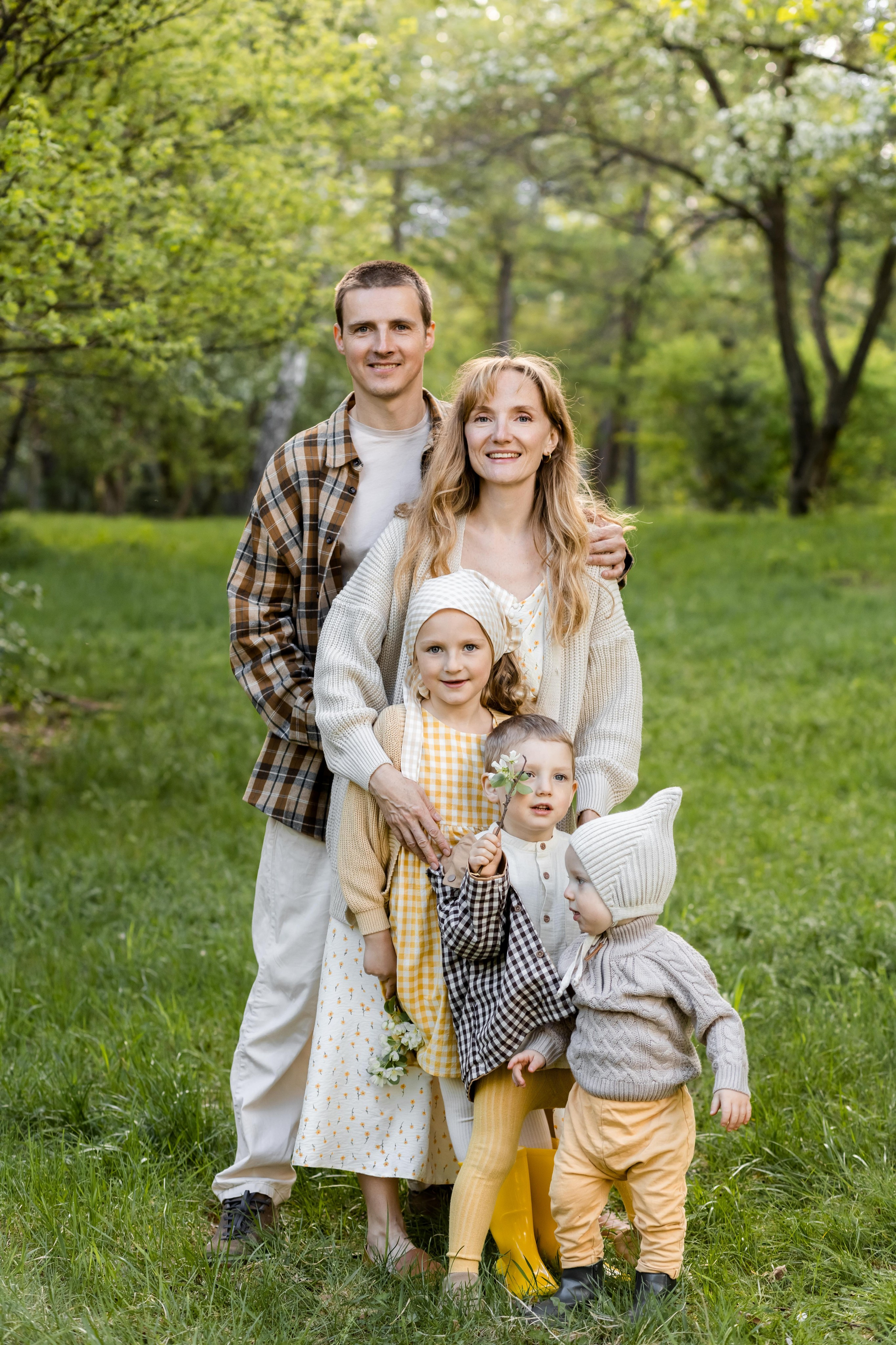 Большая семья в яблонях. Семейный и детский фотограф в Екатеринбурге Светлана Гостюхина