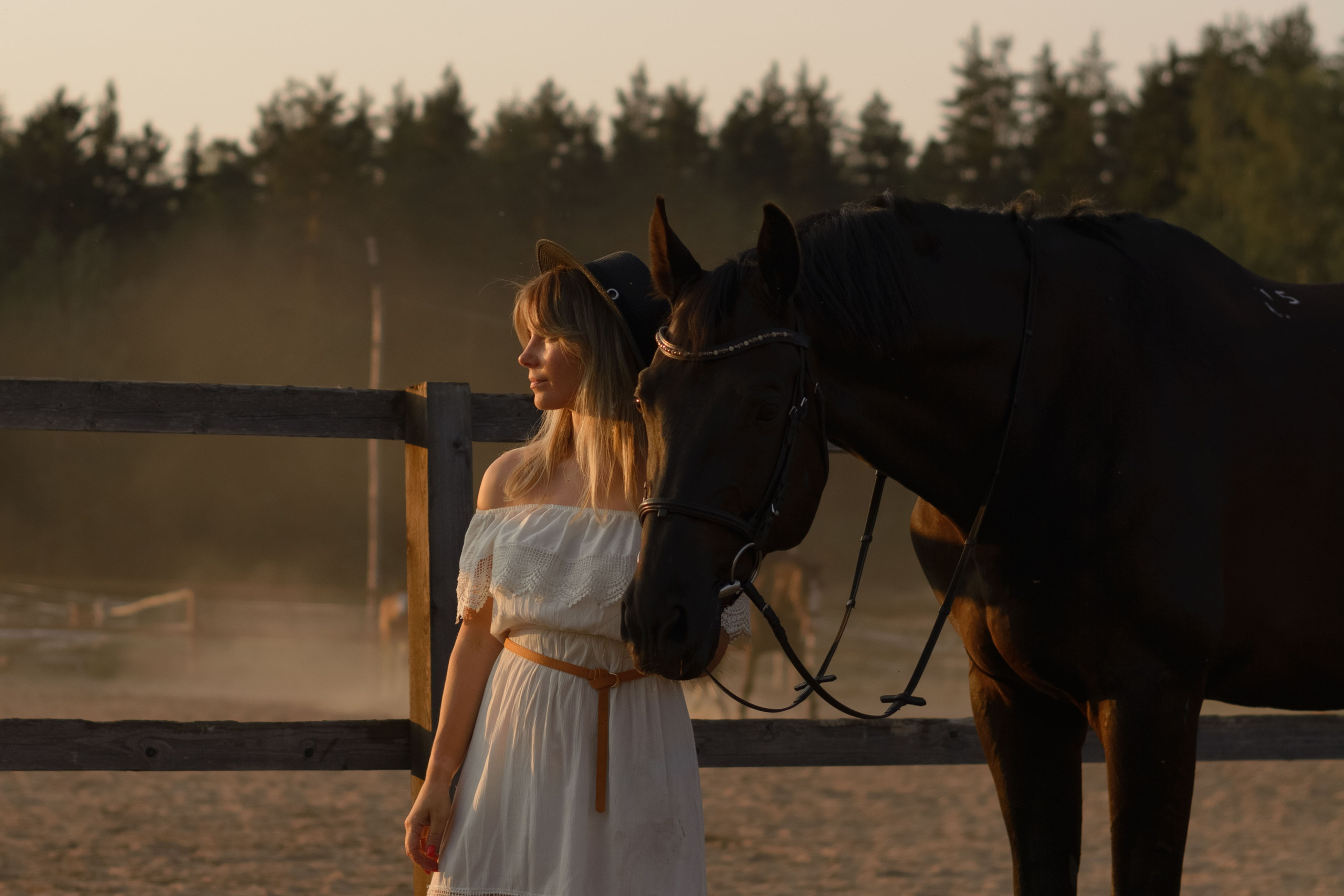 Анна. Женский портрет на конюшне. Портретный фотограф в Санкт-Петербурге Наталья Родионова