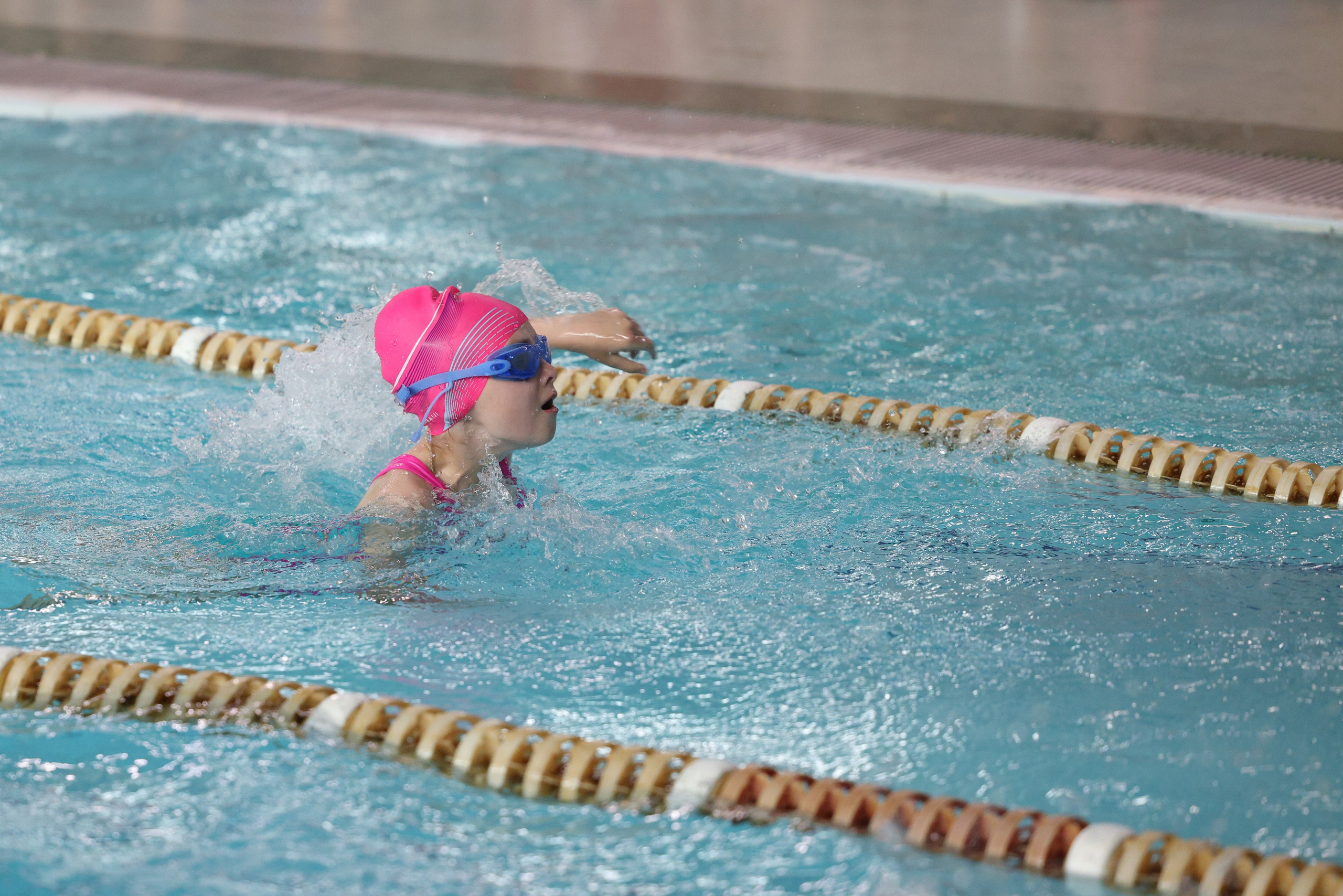 Веселый дельфин. Плавание. Дети 8-9 лет. Фотограф Александр Заломаев
