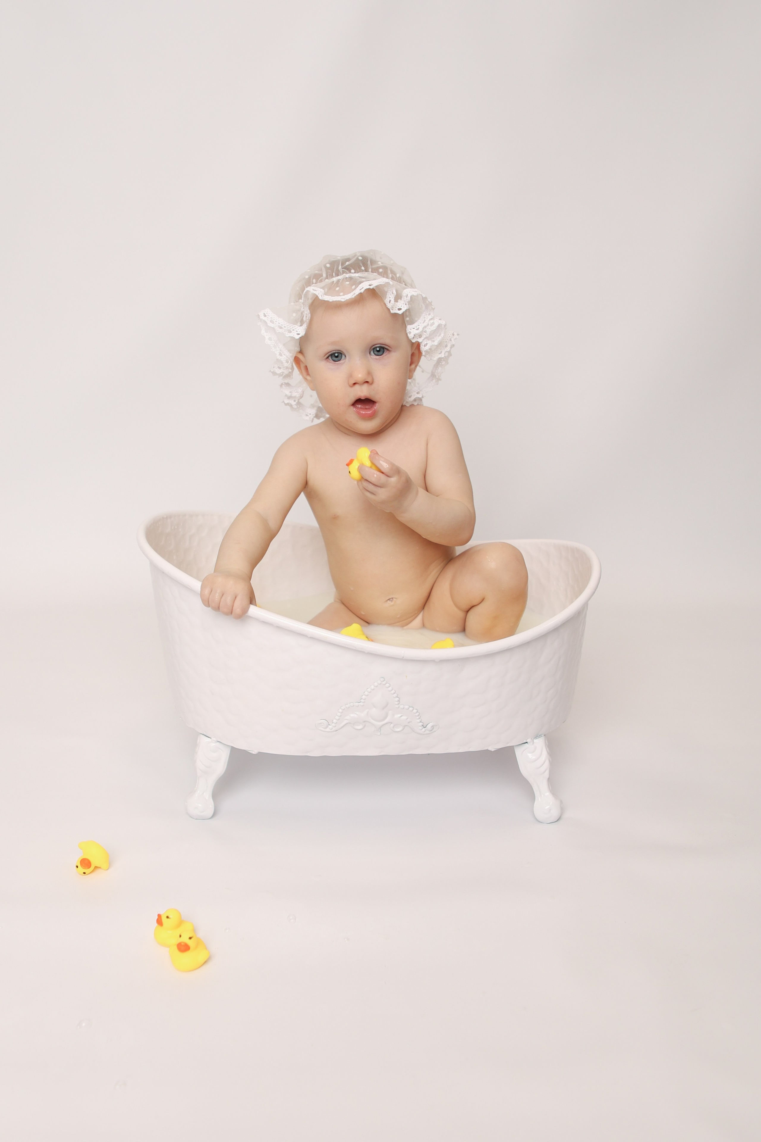 Молочные ванночки. Фотограф новорожденных. Детский и семейный фотограф Марьяна Юдина