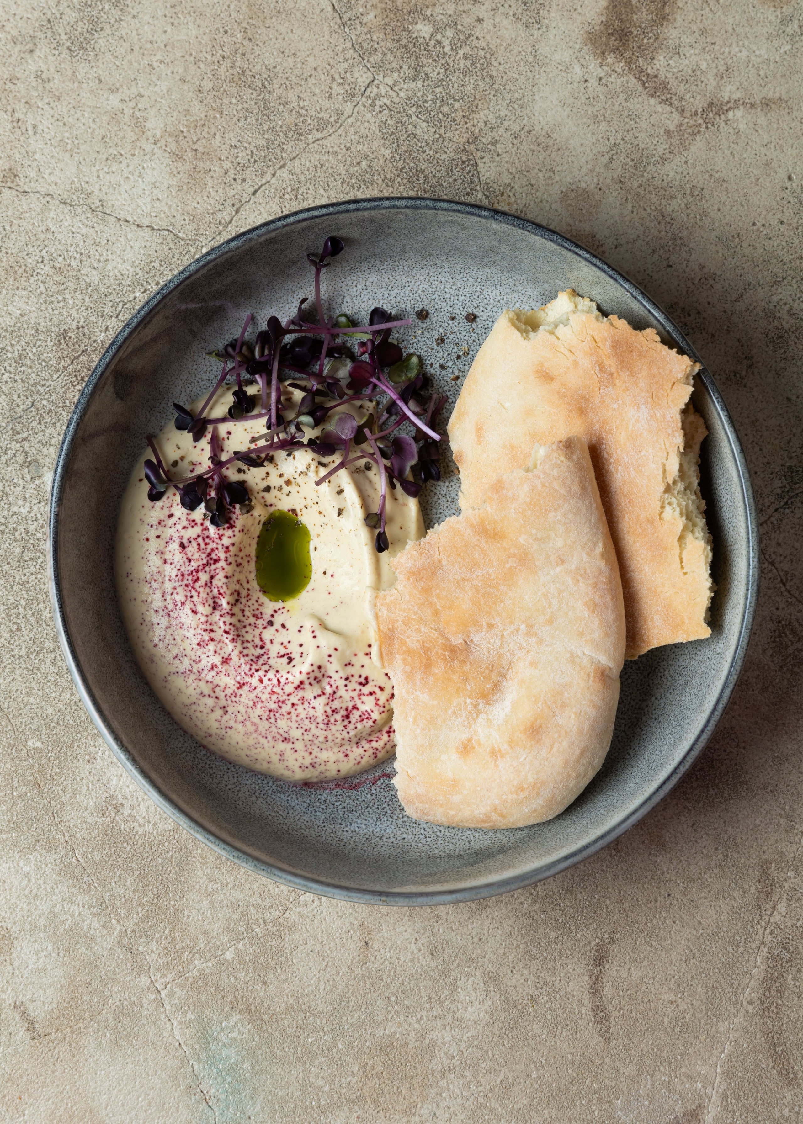18.03.2026 Нино играет в домино. ФОТОГРАФ ВИНОГРАДОВА ДАРЬЯ