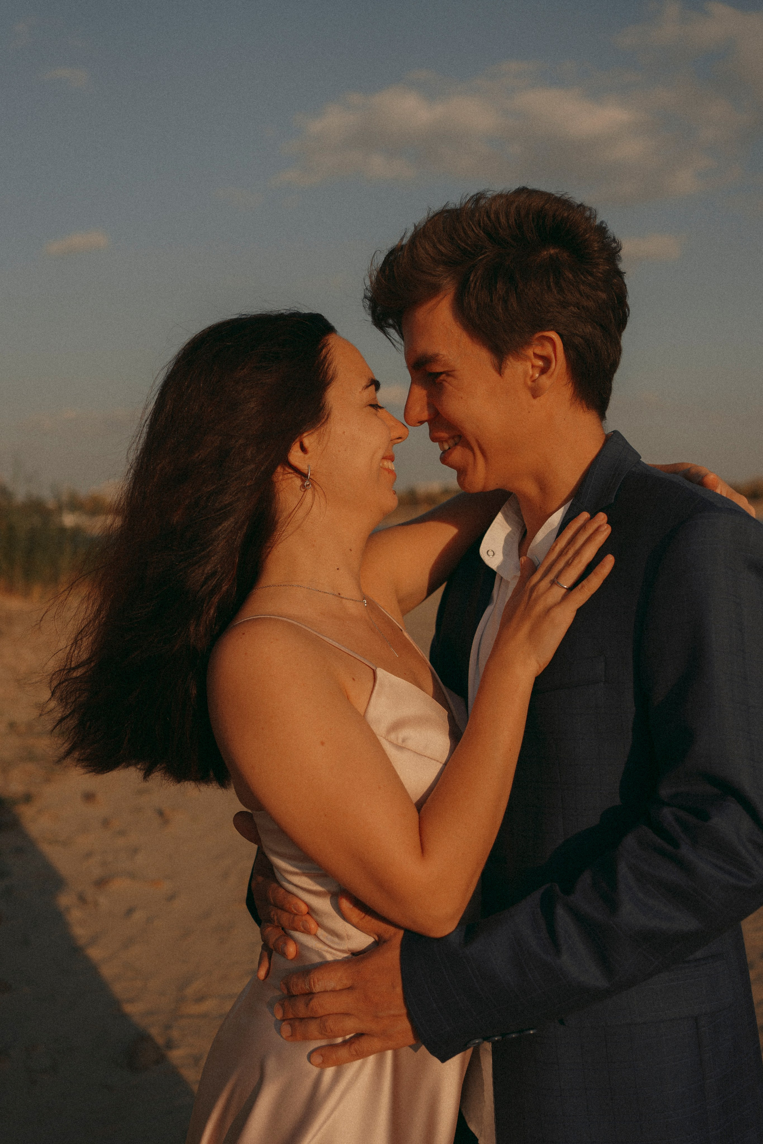 Love Story в свадебных нарядах на берегу реки. Портретный фотограф в Казани, Красной Поляне и Сочи Анна Кузнецова