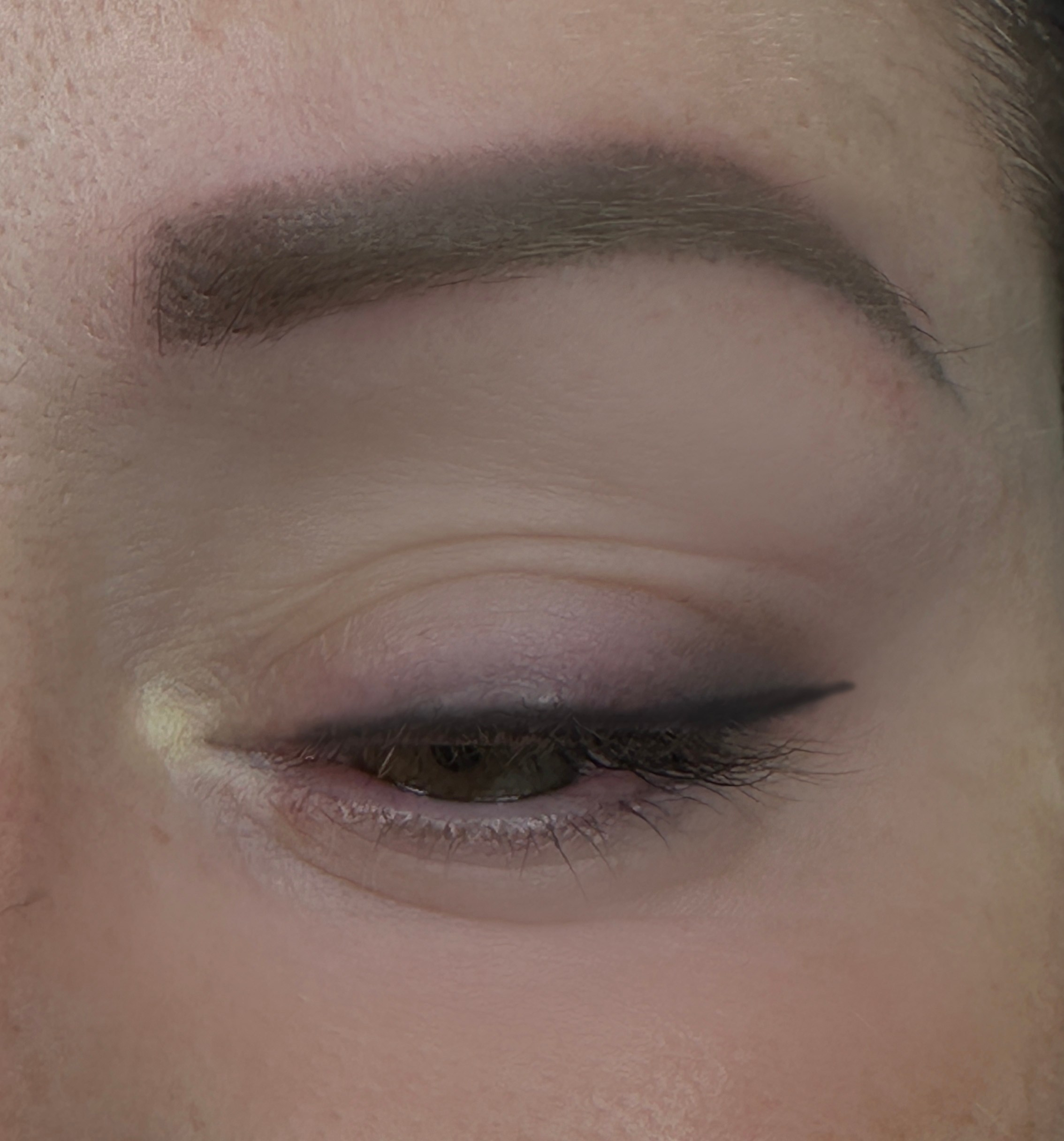 Натуральные, четкие, предсказуемые. Перманент бровей с индивидуальным эскизом и подбором пигмента — быстро и надолго