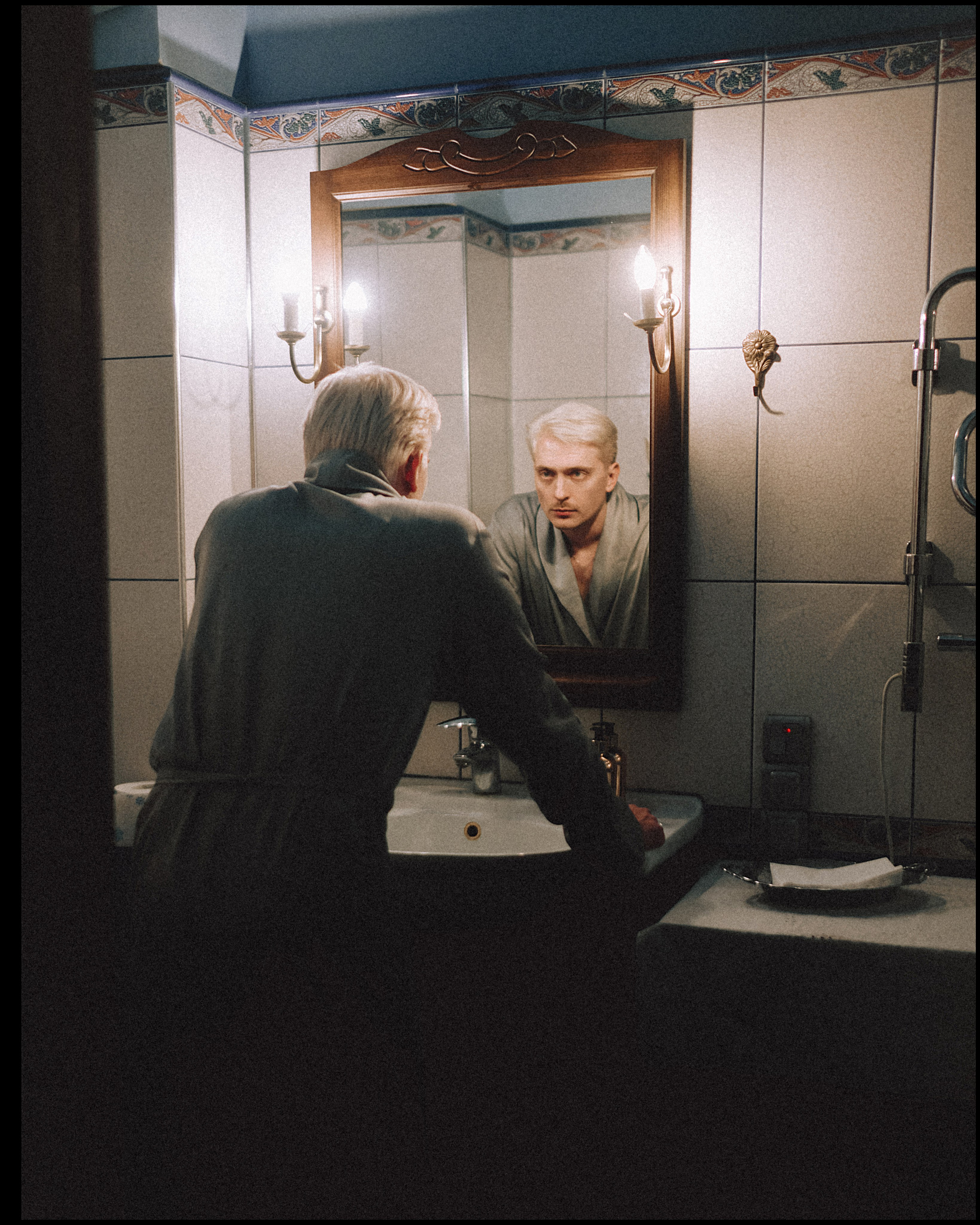 Портретная фотосессия мужчины в квартире в москве