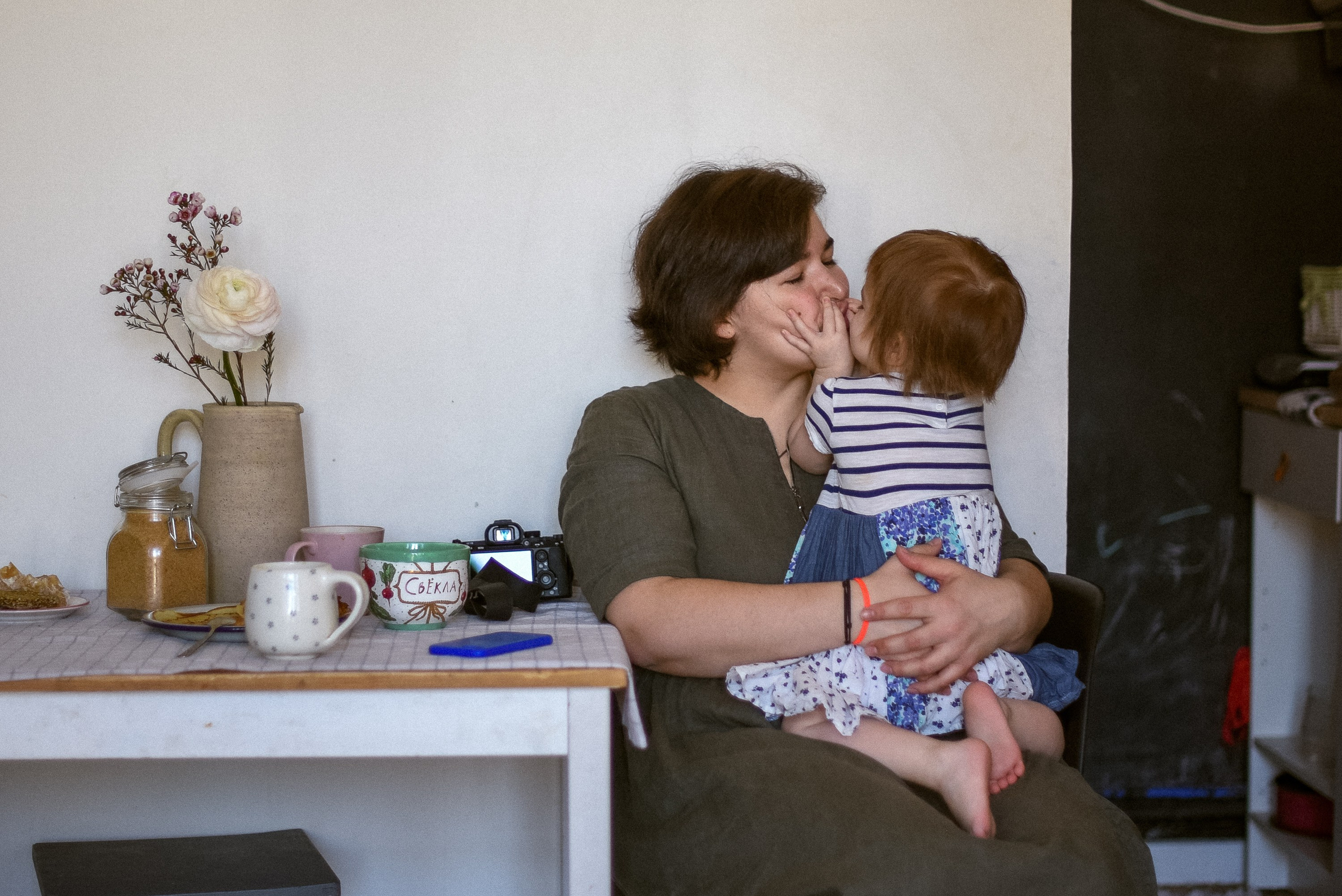 A Mom’s Day: The Everyday Hustle. Documentary family photography in Barcelona and beyond