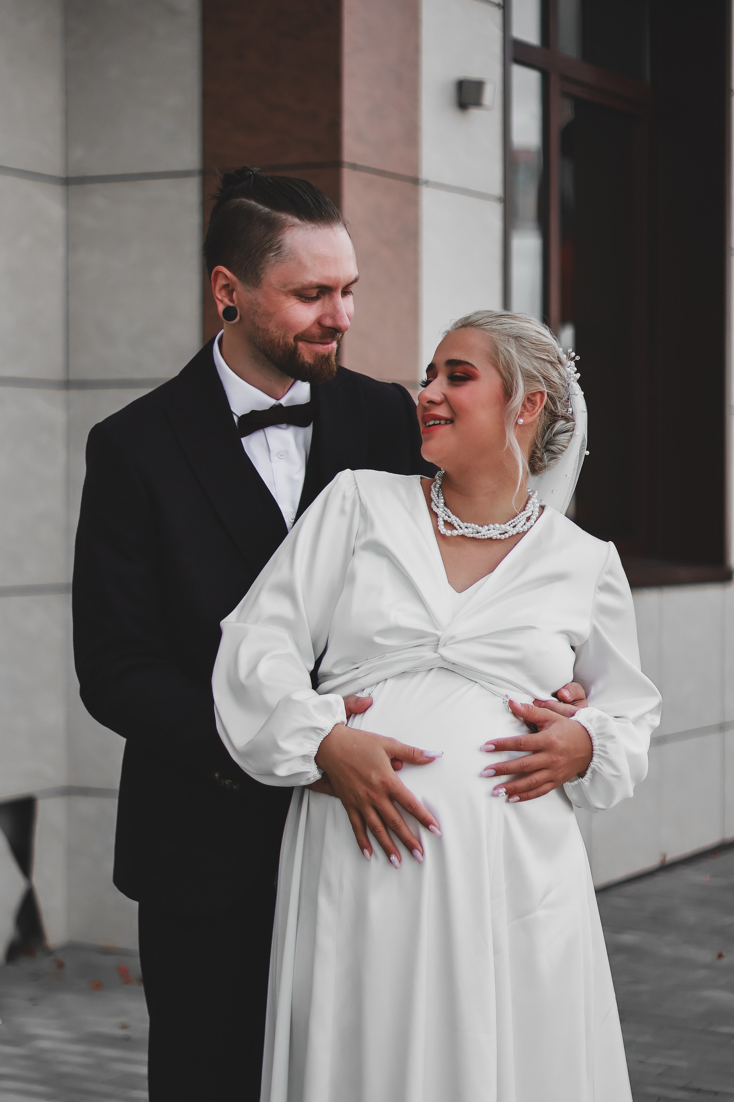 Молодожены возле загса