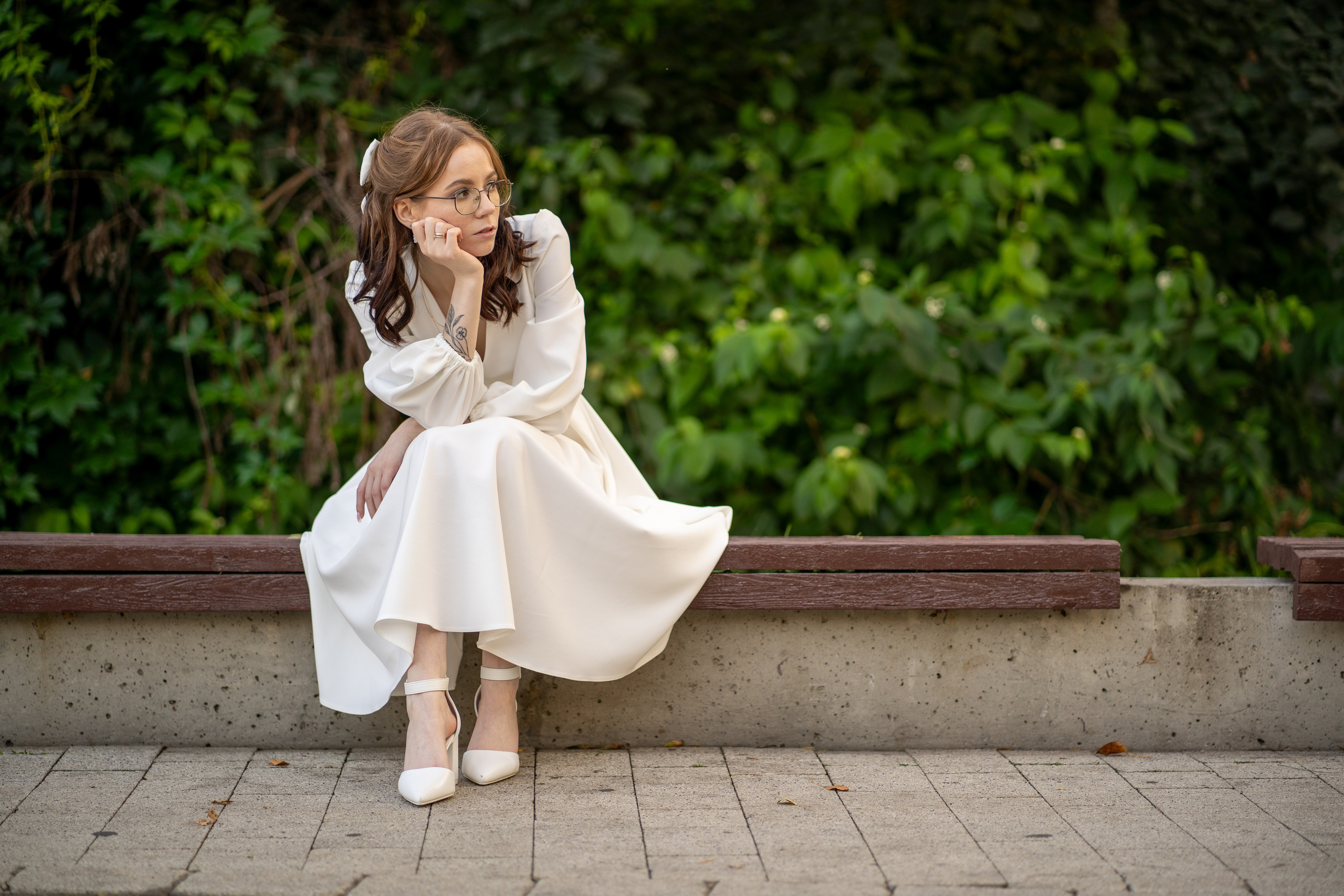 Невеста позирует на скамейке