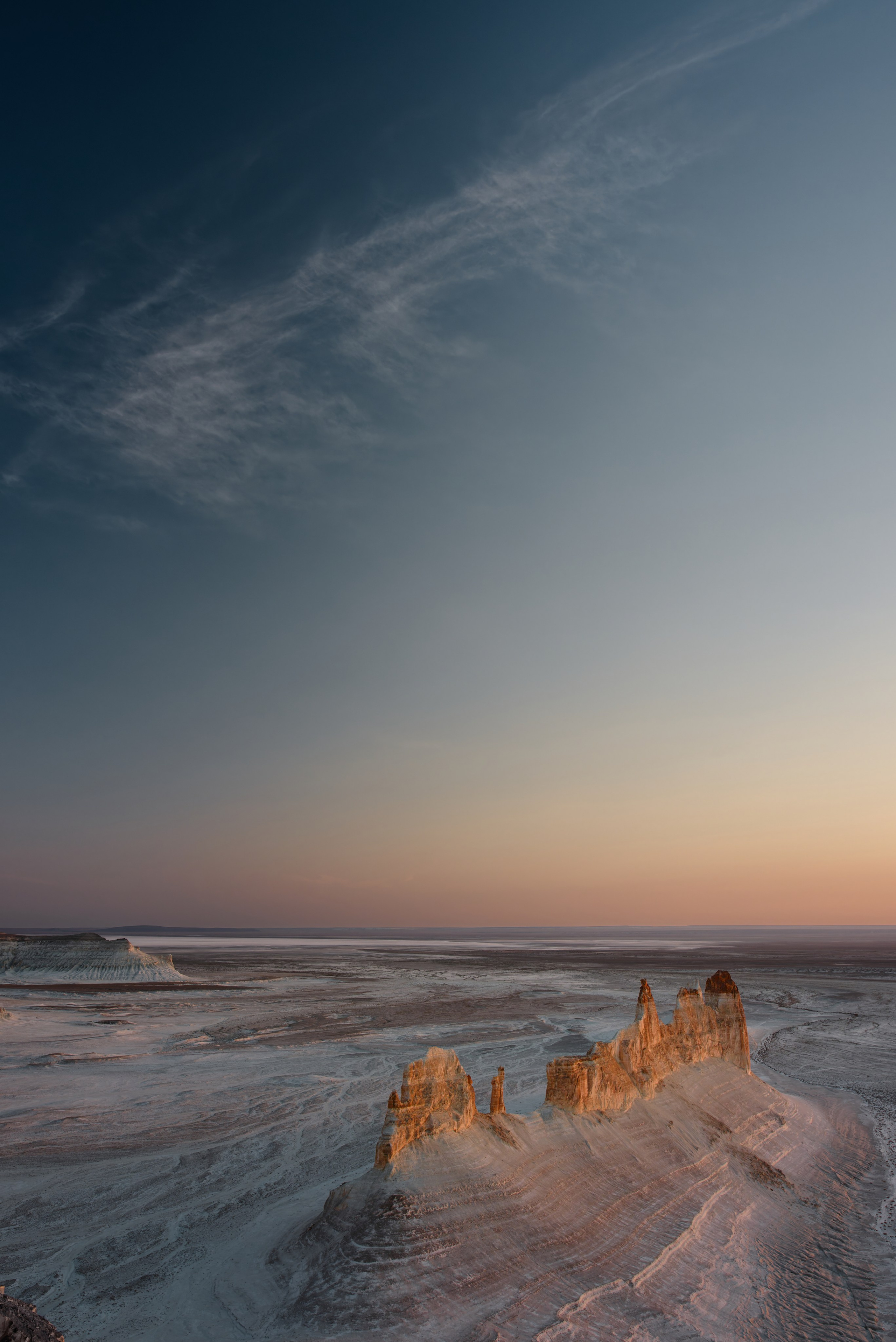 Бозжира на рассвете в лучах утреннего солнца