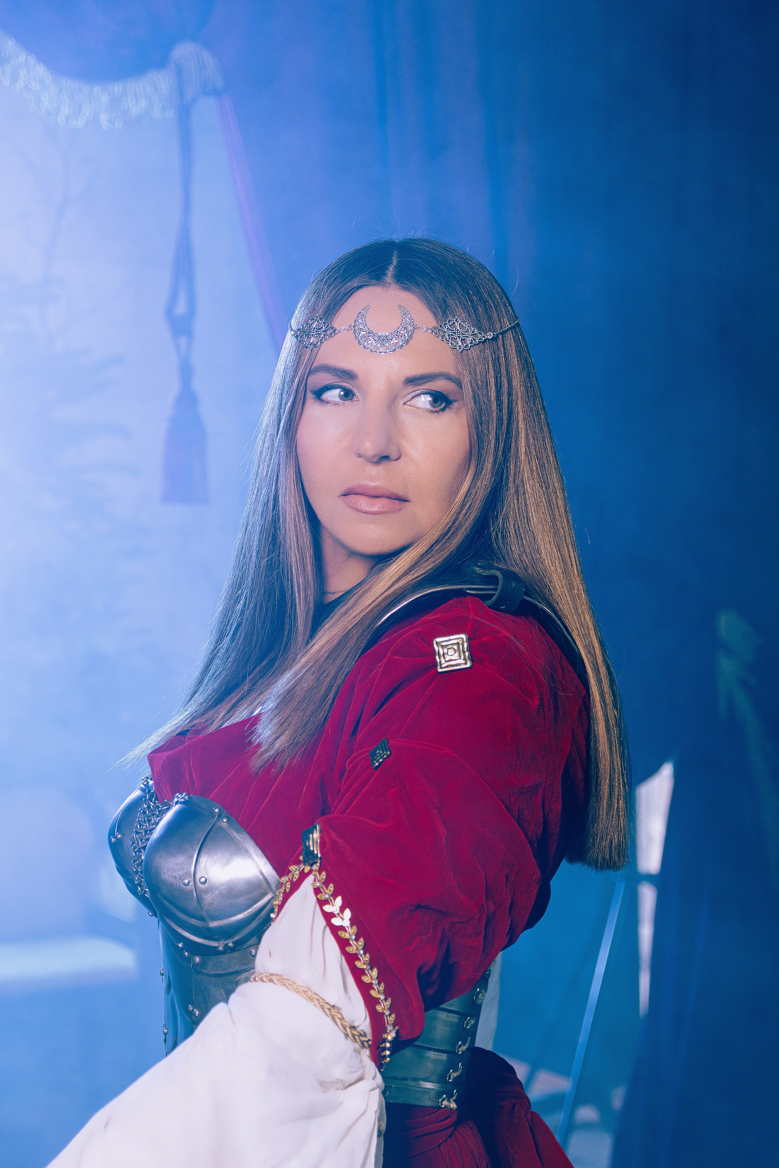 Женская фотосессия в Ростове-на-дону в образе воительницы с доспехами и мечом в поле.