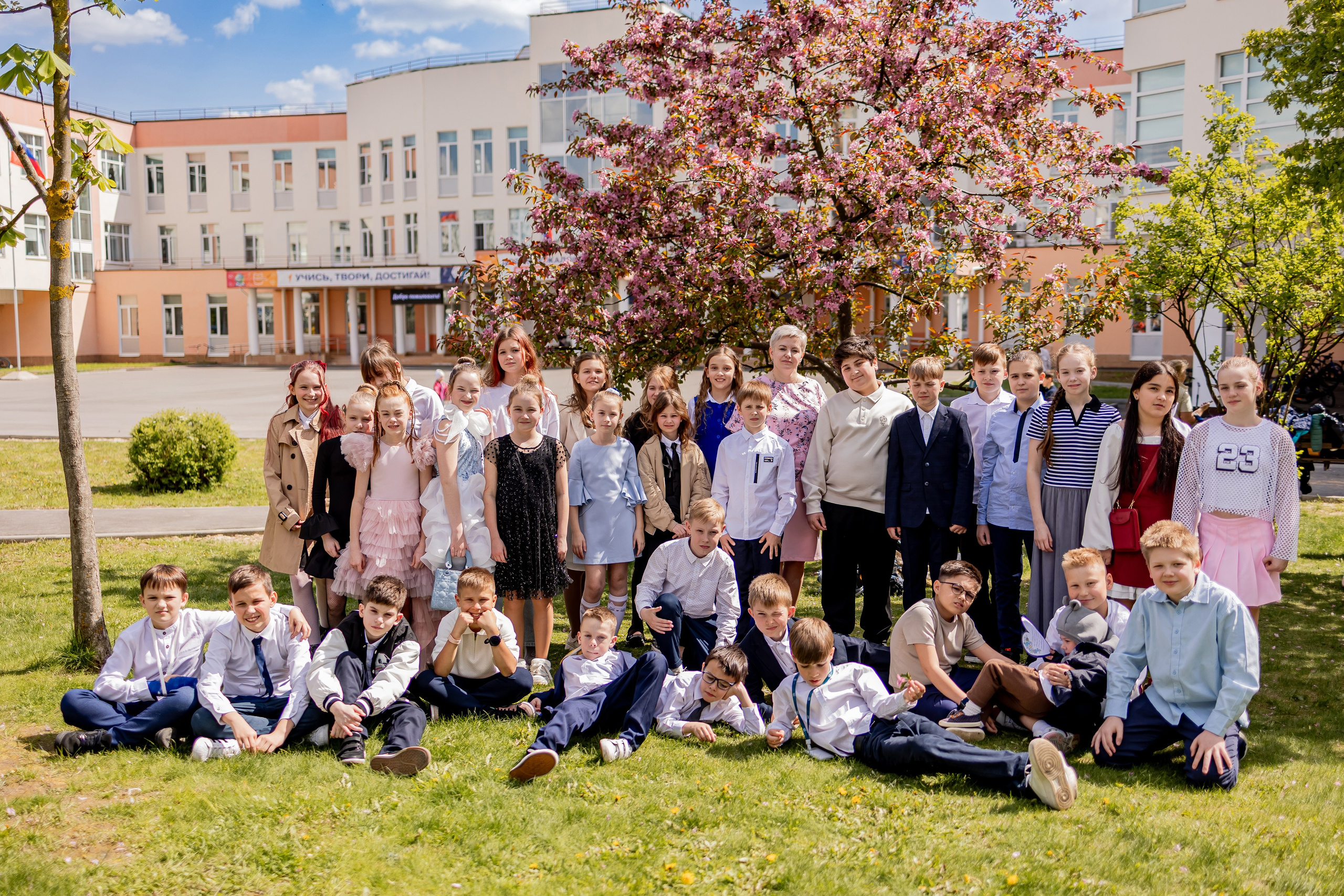 Выпускной в начальной школе на улице. Фотограф и видеограф Москва. Свадебный фотограф, видеограф. Выпускные альбомы. Оживающие альбомы