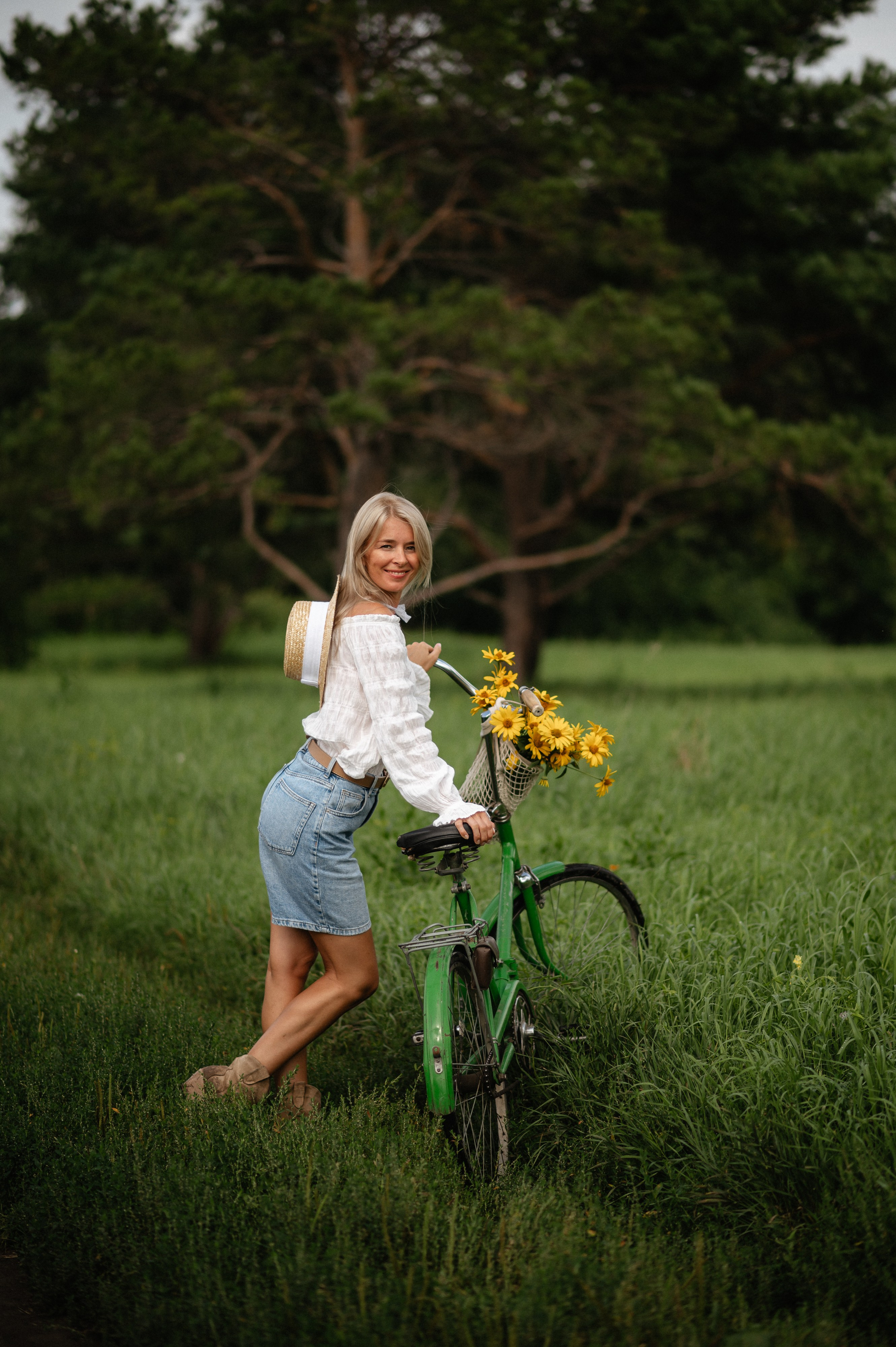 В поле с велосипедом. Главная