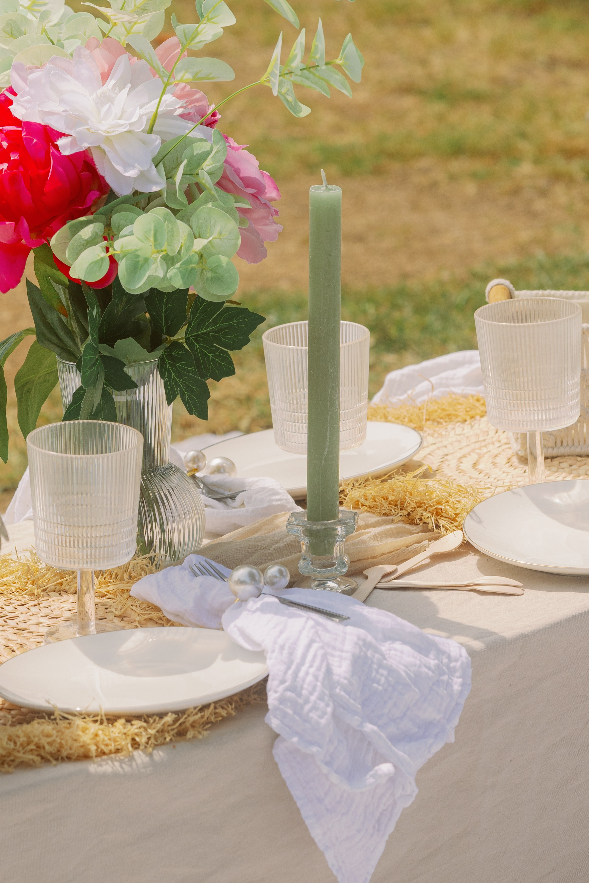 Bachelorette picnic in Barcelona. Europe Wedding Photo  — destination wedding photography across Europe and the Middle East