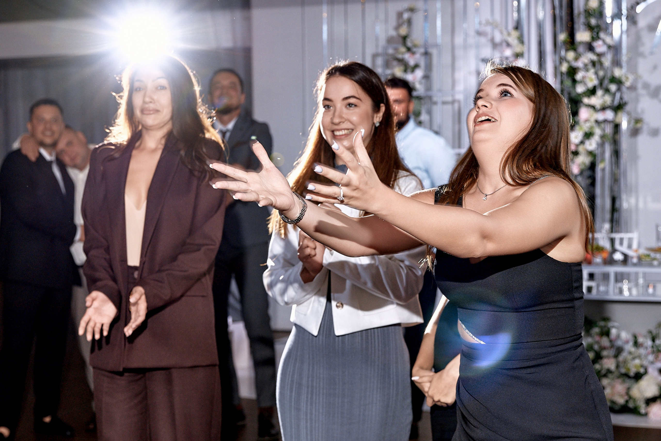 Девушки ловят букет невесты на свадьбе в Ульяновске — эмоциональный момент ожидания. Фотограф Елена Орешина