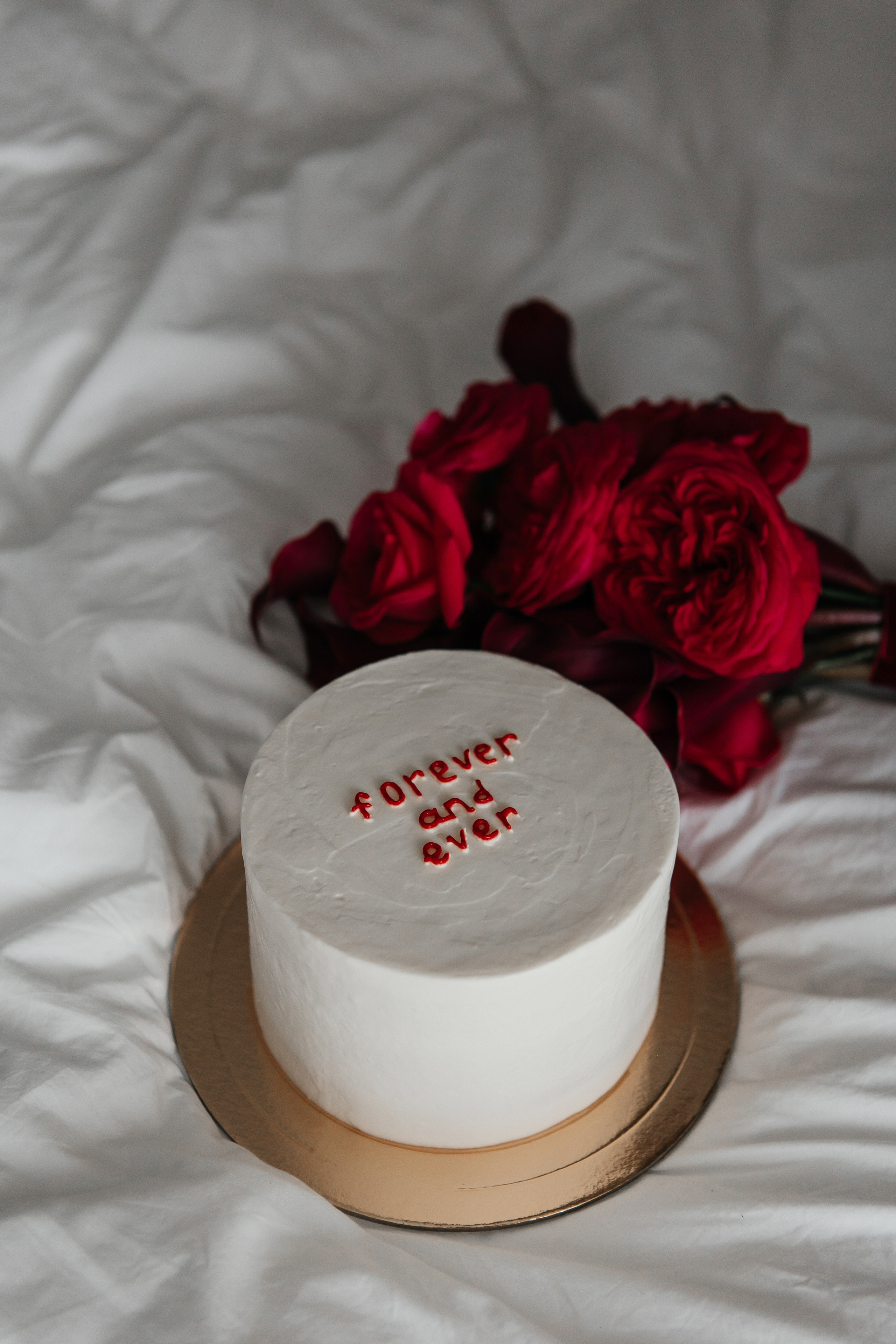 Свадебная фотосессия с бенто тортом