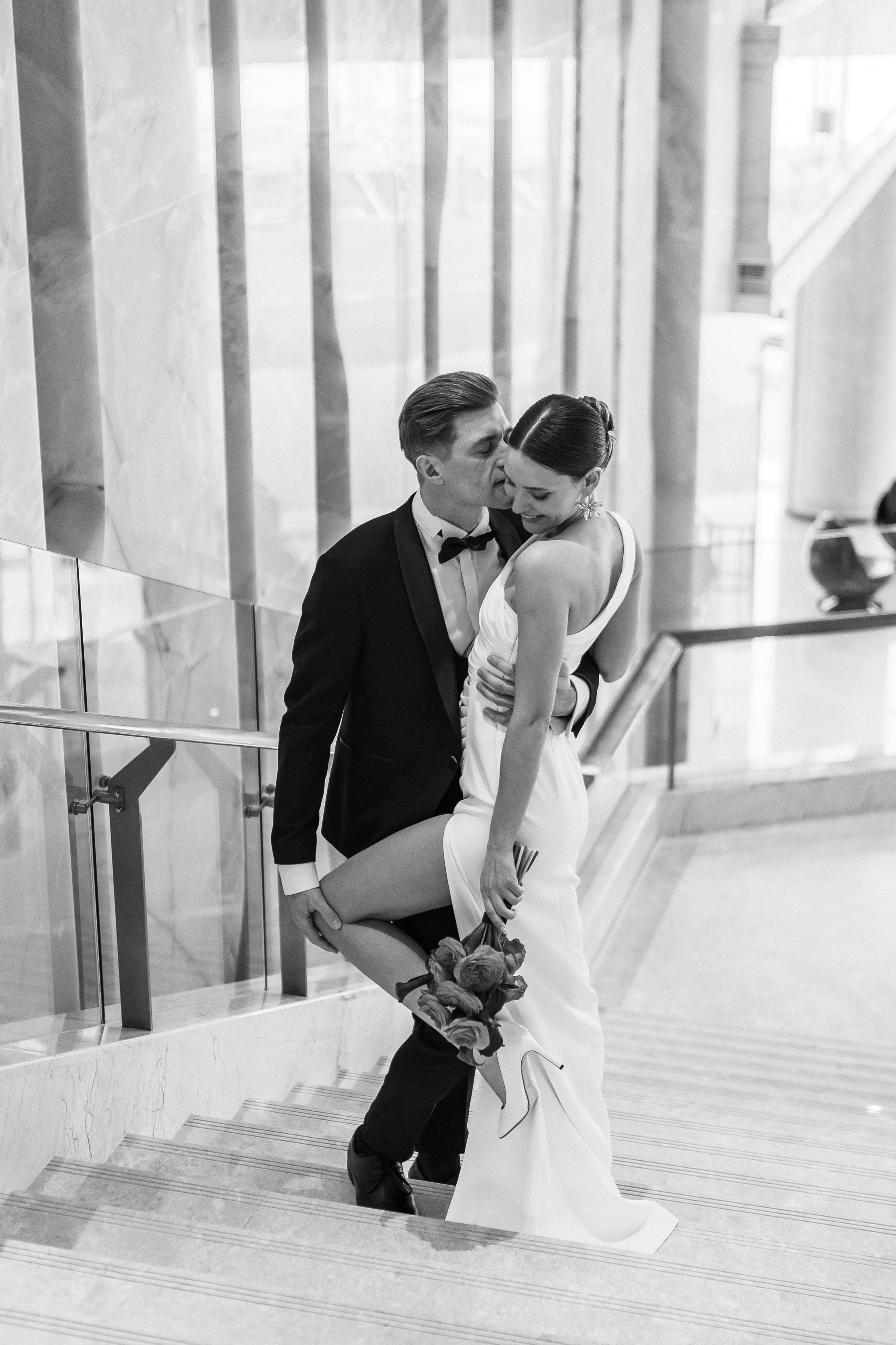 Свадебная фотосессия в холле отеля на лестнице