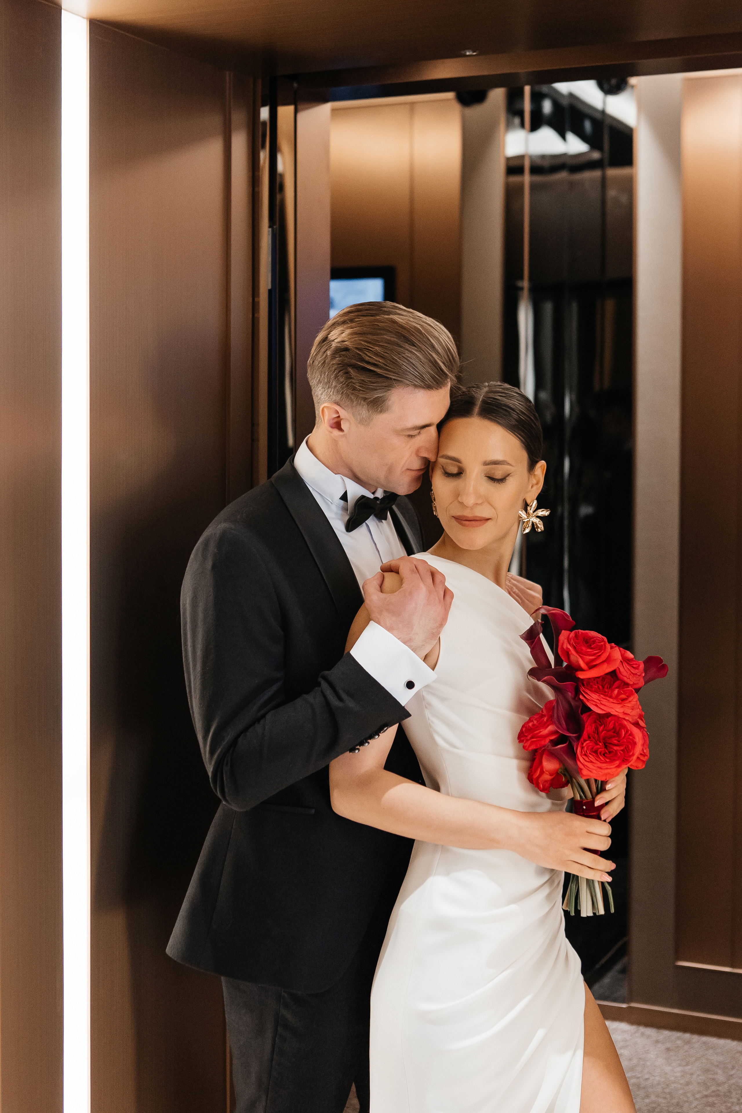Свадебная фотосессия в лифте отеля