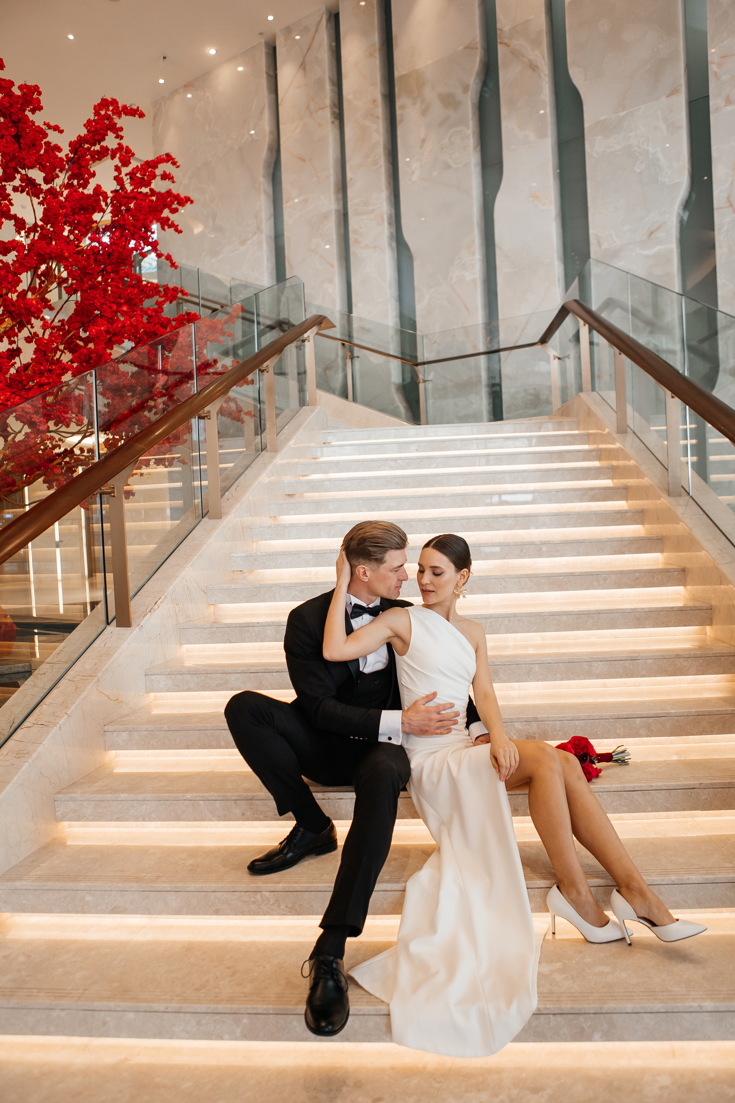 Свадебная фотосессия в холле отеля на лестнице