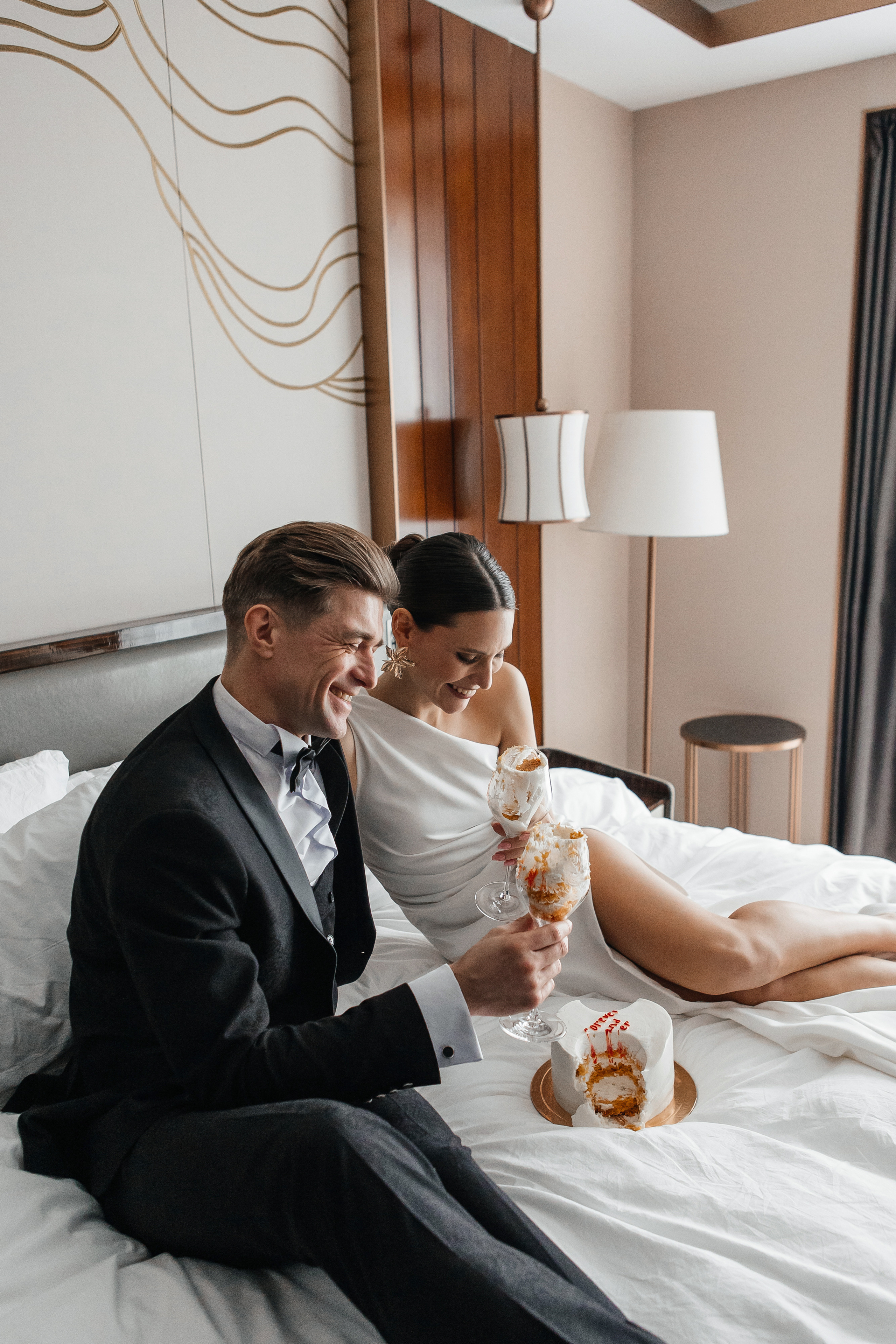 Свадебная фотосессия с бенто тортом