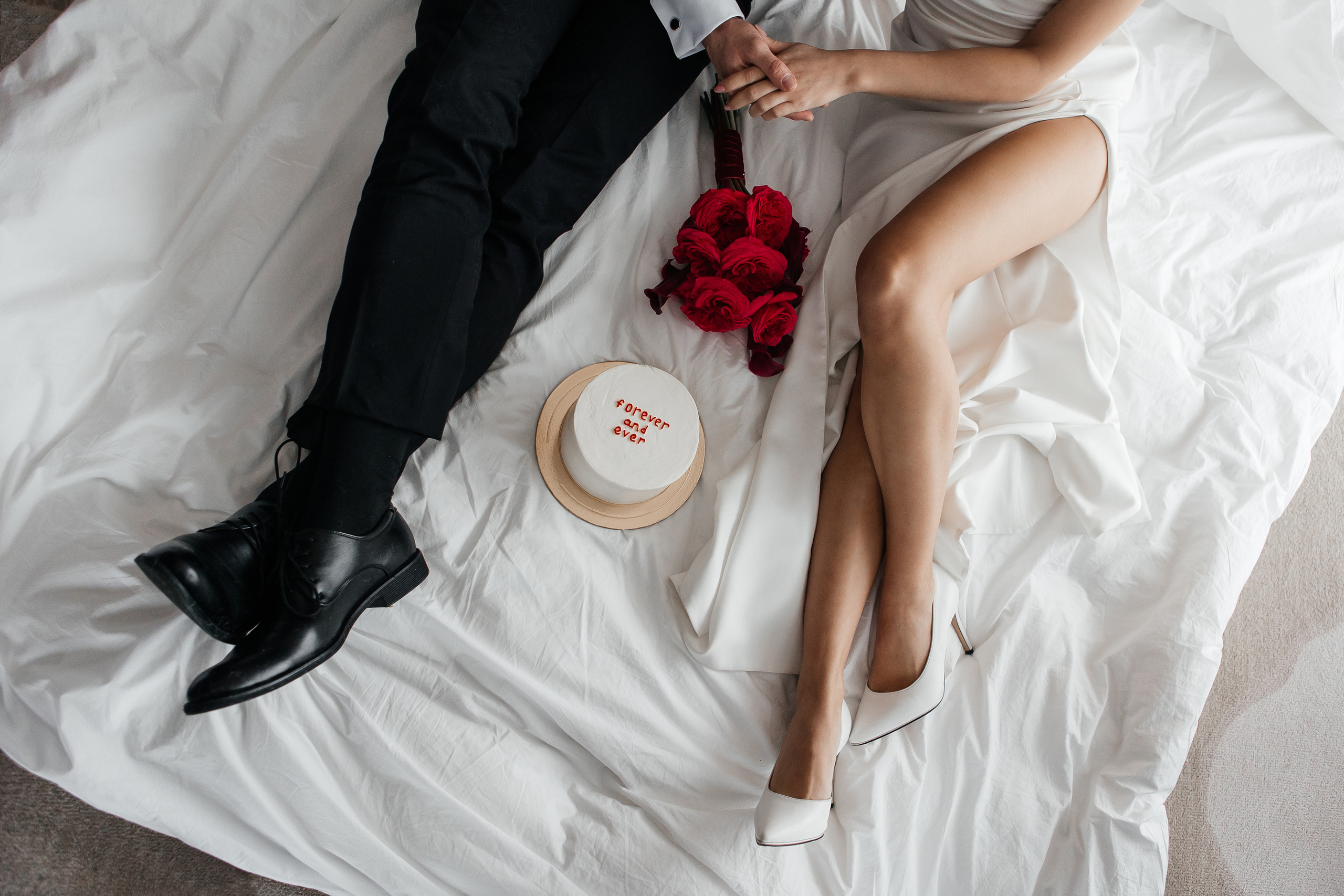 Свадебная фотосессия с бенто тортом