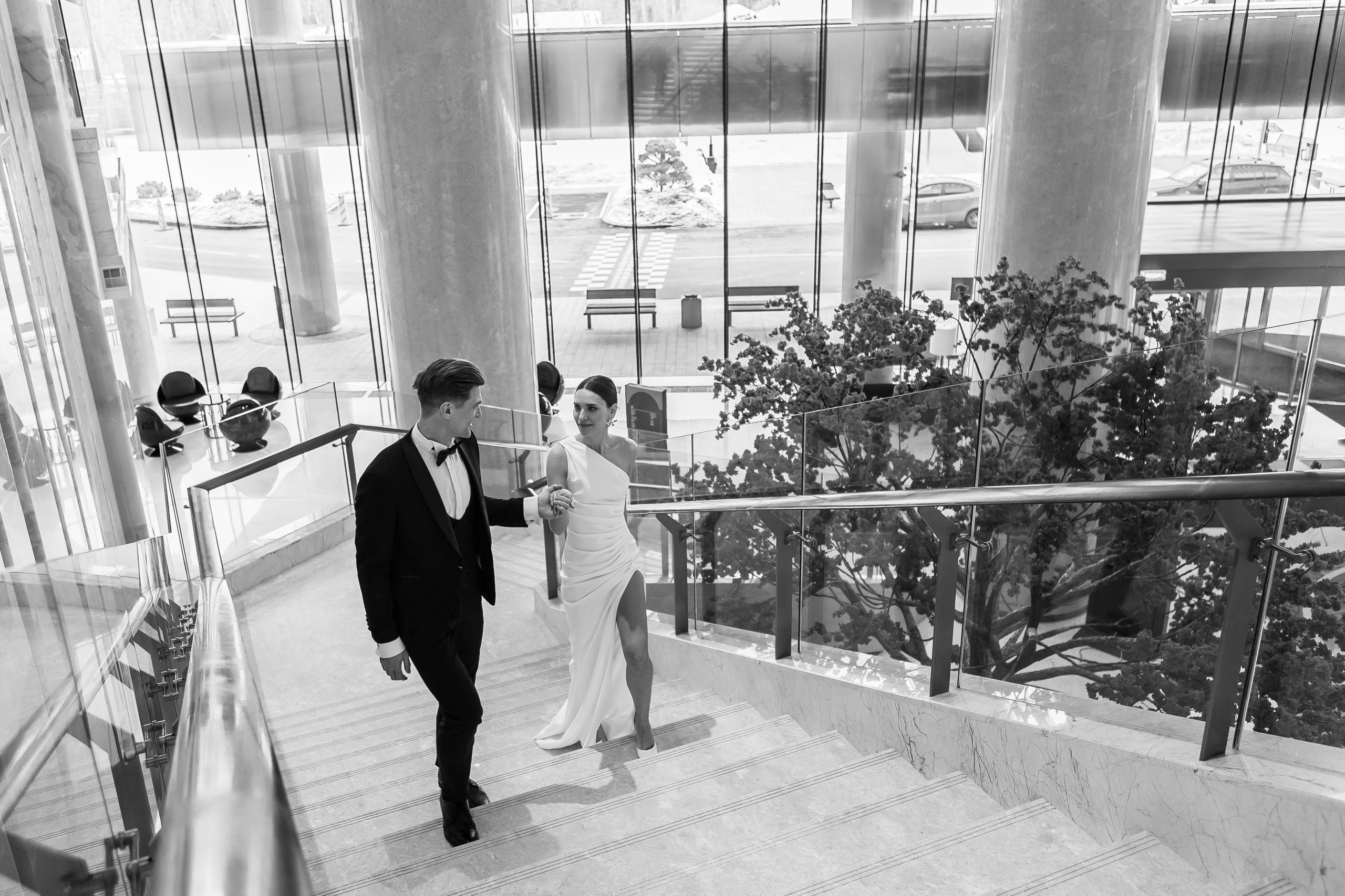 Свадебная фотосессия в холле отеля на лестнице