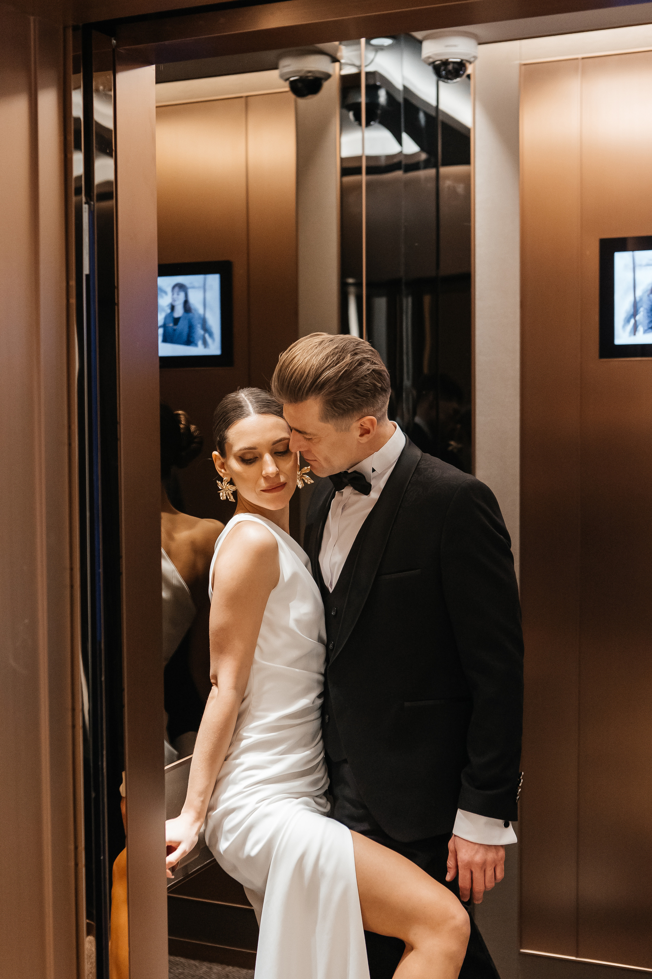 Свадебная фотосессия в лифте отеля