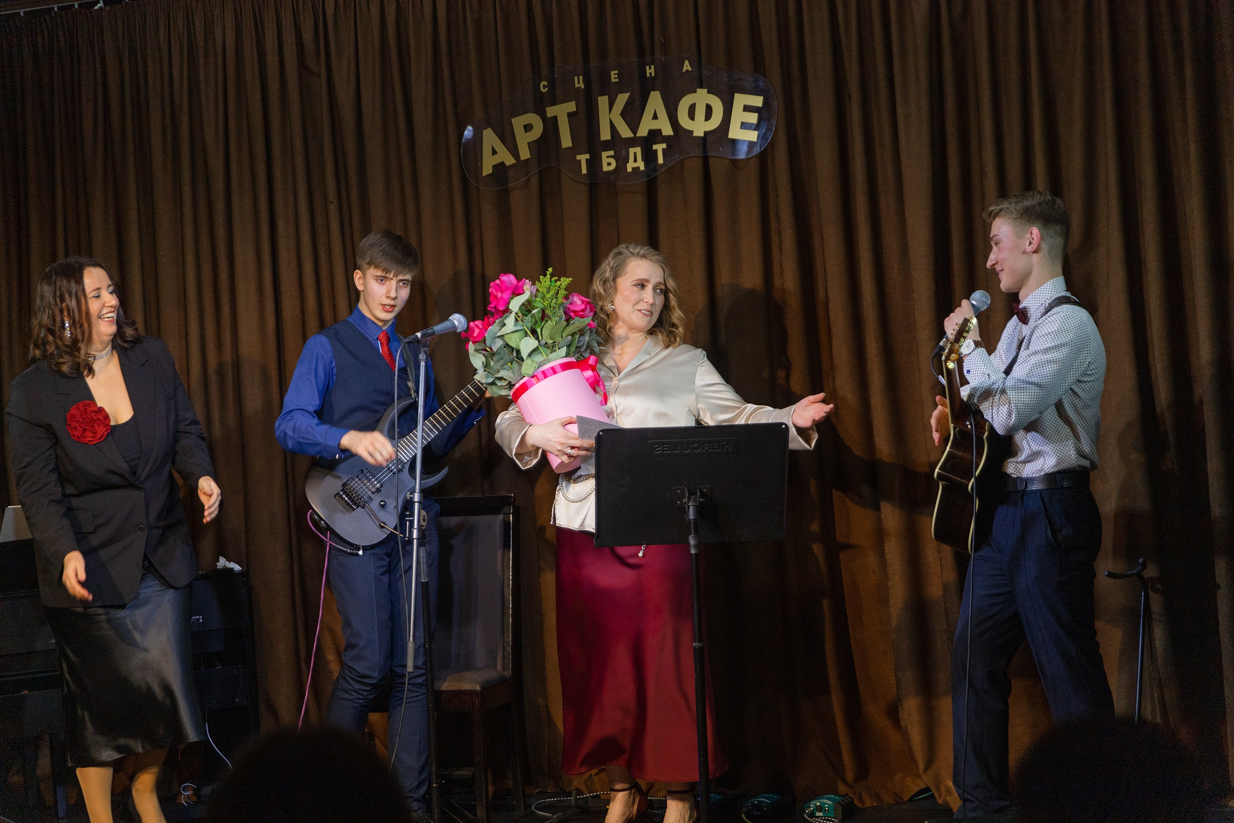 Выступление YOLO band в арт кафе. Фотограф Тюмень