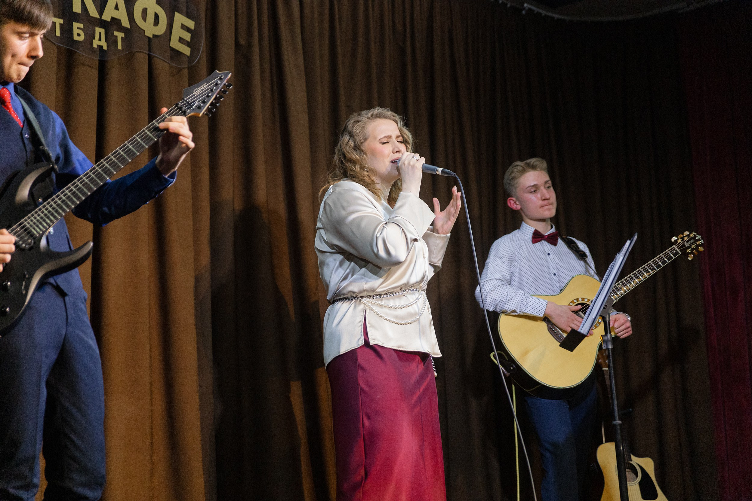 Выступление YOLO band в арт кафе. Фотограф Тюмень