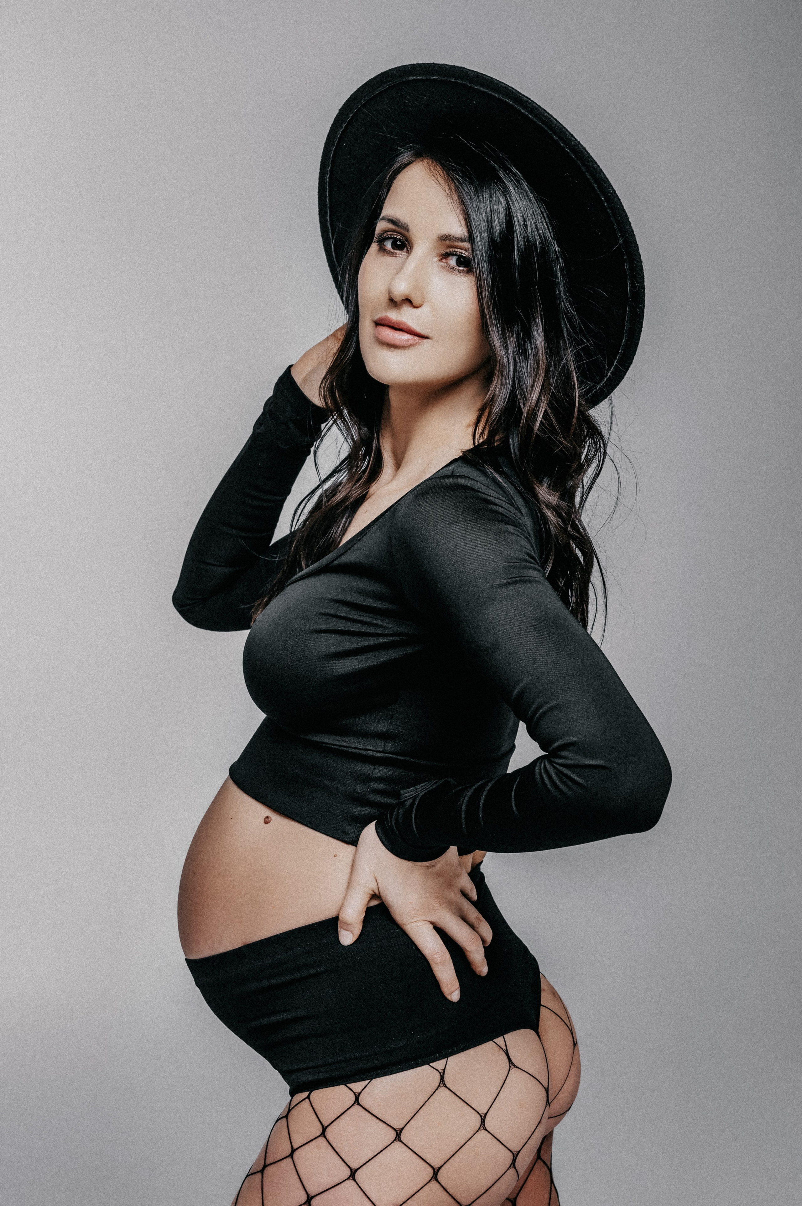 Беременная фотосессия на циклораме в фотостудии «Мануфактура» в Балашихе. Свадебный и семейный фотограф Виктория Носачёва. Щелково, Москва и МО